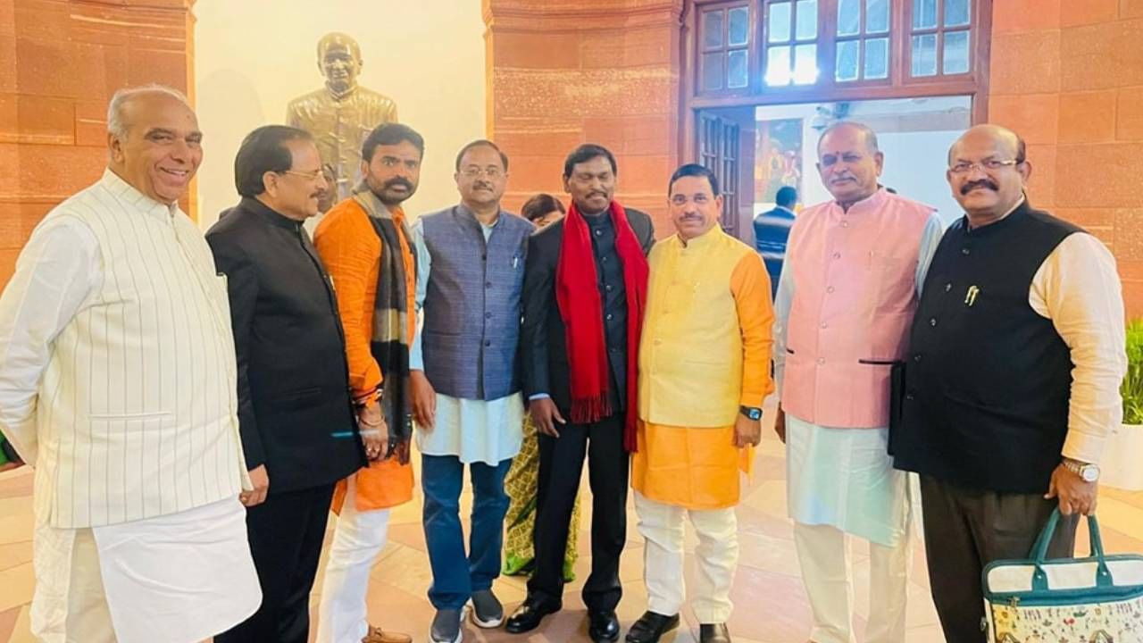 ಬೆಟ್ಟ ಕುರುಬ ಜನಾಂಗಕ್ಕೆ ಎಸ್ ಟಿ ಸ್ಥಾನಮಾನ: ಸಚಿವ ಪ್ರಲ್ಹಾದ ಜೋಶಿ ನೇತೃತ್ವದಲ್ಲಿ ಬುಡಕಟ್ಟು ಸಚಿವರಿಗೆ ಧನ್ಯವಾದ ತಿಳಿಸಿದ ಕರ್ನಾಟಕದ ಸಂಸದರು ಬೆಟ್ಟ ಕುರುಬ ಜನಾಂಗಕ್ಕೆ ಎಸ್ ಟಿ ಸ್ಥಾನಮಾನ: ಸಚಿವ ಪ್ರಲ್ಹಾದ ಜೋಶಿ ನೇತೃತ್ವದಲ್ಲಿ ಬುಡಕಟ್ಟು ಸಚಿವರಿಗೆ ಧನ್ಯವಾದ ತಿಳಿಸಿದ ಕರ್ನಾಟಕದ ಸಂಸದರು
