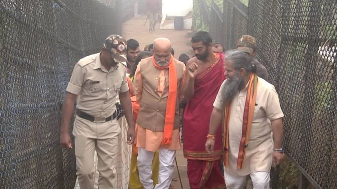 Datta Peetha: ಚಿಕ್ಕಮಗಳೂರಿನ ದತ್ತಪೀಠದಲ್ಲಿ ದತ್ತಪಾದುಕೆಗೆ ವಿಶೇಷ ಪೂಜೆ ಸಲ್ಲಿಸಿದ ಪ್ರಮೋದ್ ಮುತಾಲಿಕ್ Datta Peetha: ಚಿಕ್ಕಮಗಳೂರಿನ ದತ್ತಪೀಠದಲ್ಲಿ ದತ್ತಪಾದುಕೆಗೆ ವಿಶೇಷ ಪೂಜೆ ಸಲ್ಲಿಸಿದ ಪ್ರಮೋದ್ ಮುತಾಲಿಕ್