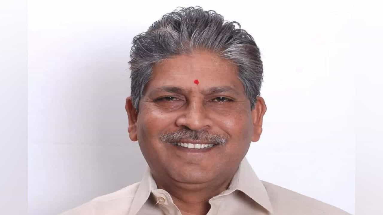 ಸುವರ್ಣಸೌಧದಲ್ಲಿ ಚಳಿಗಾಲದ ಅಧಿವೇಶನ: ಪರಿಷತ್ನಲ್ಲಿ 10 ವಿಧೇಯಕಗಳು ಮಂಡನೆ -ಹಂಗಾಮಿ ಸಭಾಪತಿ ರಘುನಾಥ್ ಮಲ್ಲಾಪೂರೆ ಸುವರ್ಣಸೌಧದಲ್ಲಿ ಚಳಿಗಾಲದ ಅಧಿವೇಶನ: ಪರಿಷತ್ನಲ್ಲಿ 10 ವಿಧೇಯಕಗಳು ಮಂಡನೆ -ಹಂಗಾಮಿ ಸಭಾಪತಿ ರಘುನಾಥ್ ಮಲ್ಲಾಪೂರೆ