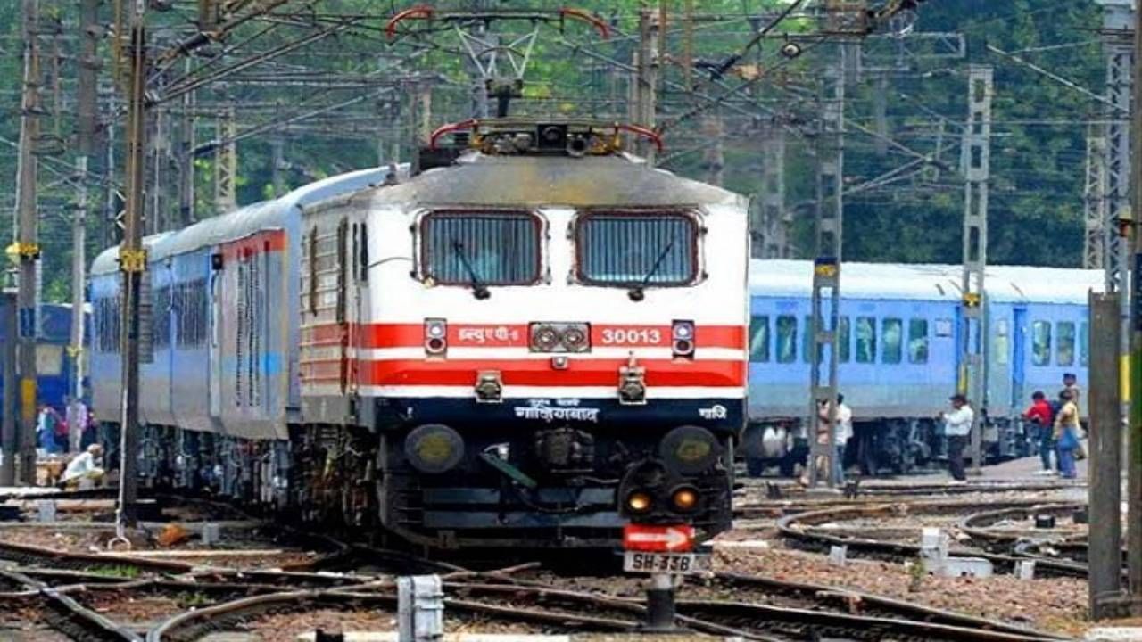 IRCTC contractor fined Rs 1 lakh by Railways for charging Rs 5 extra on water  bottle - India Today