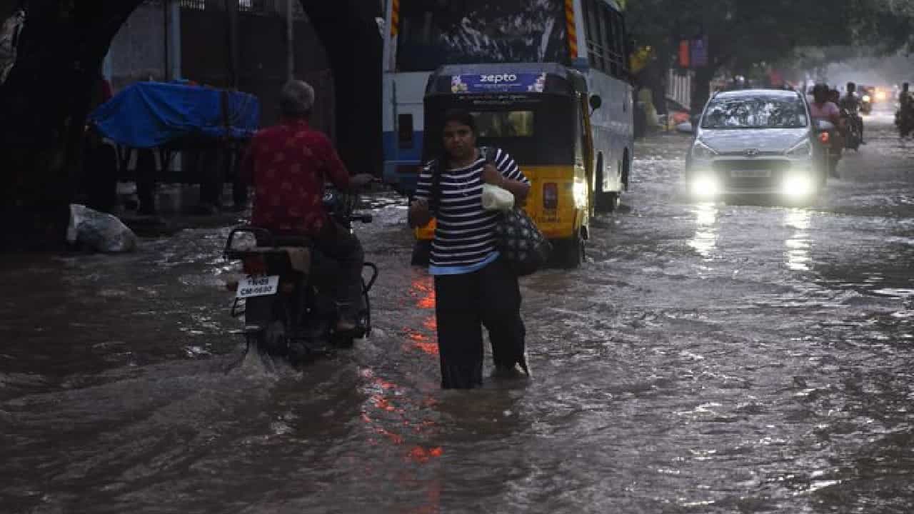 Tamil Nadu Weather: ಚೆನ್ನೈ ಸೇರಿದಂತೆ ತಮಿಳುನಾಡಿನ ಹಲವೆಡೆ ಇಂದು ಗುಡುಗು ಸಹಿತ ಮಳೆ Tamil Nadu Weather: ಚೆನ್ನೈ ಸೇರಿದಂತೆ ತಮಿಳುನಾಡಿನ ಹಲವೆಡೆ ಇಂದು ಗುಡುಗು ಸಹಿತ ಮಳೆ