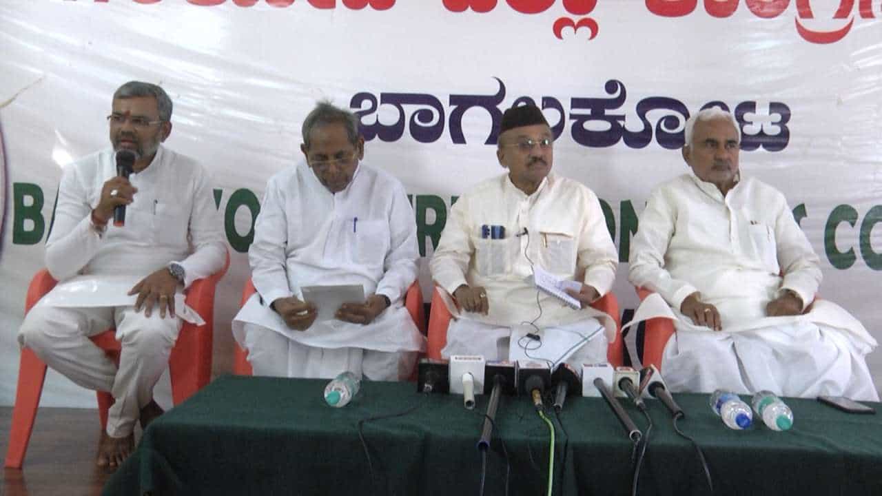 ಬದಾಮಿಯಿಂದಲೇ ಮತ್ತೆ ಸ್ಪರ್ಧಿಸುವಂತೆ ಸಿದ್ದರಾಮಯ್ಯಗೆ ಕ್ಷೇತ್ರದ ಕೈ ಮುಖಂಡರ ಒತ್ತಾಯ ಬದಾಮಿಯಿಂದಲೇ ಮತ್ತೆ ಸ್ಪರ್ಧಿಸುವಂತೆ ಸಿದ್ದರಾಮಯ್ಯಗೆ ಕ್ಷೇತ್ರದ ಕೈ ಮುಖಂಡರ ಒತ್ತಾಯ