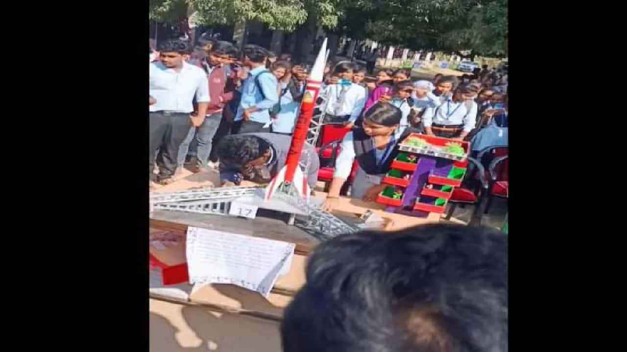 ಜಾರ್ಖಂಡ್ನಲ್ಲಿ ವಿದ್ಯಾರ್ಥಿಗಳ ವಿಜ್ಞಾನ ಪ್ರದರ್ಶನದಲ್ಲಿ ಟೇಬಲ್ ಮೇಲೇ ಸಿಡಿದ ರಾಕೆಟ್; 11 ಜನರಿಗೆ ಗಾಯ ಜಾರ್ಖಂಡ್ನಲ್ಲಿ ವಿದ್ಯಾರ್ಥಿಗಳ ವಿಜ್ಞಾನ ಪ್ರದರ್ಶನದಲ್ಲಿ ಟೇಬಲ್ ಮೇಲೇ ಸಿಡಿದ ರಾಕೆಟ್; 11 ಜನರಿಗೆ ಗಾಯ