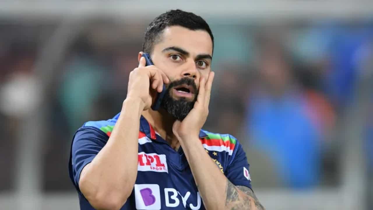 2022ರಲ್ಲಿ ವಿಶ್ವ ಕ್ರಿಕೆಟ್ನಲ್ಲಿ ಮಹತ್ವದ ಬದಲಾವಣೆಗಳಾಗಿದ್ವು. ಕೊಹ್ಲಿಯೂ ಸೇರಿದಂತೆ ಪ್ರಮುಖ ಸ್ಟಾರ್ ಕ್ರಿಕೆಟರ್ಸ್, ಕ್ಯಾಪ್ಟನ್ಸಿಯಿಂದ ಕೆಳಗಿಳಿದು ಕ್ರಿಕೆಟ್ ಅಭಿಮಾನಿಗಳಿಗೆ ಶಾಕ್ ನೀಡಿದ್ರು. ಹಾಗಾದ್ರೆ, 2022ರಲ್ಲಿ ಕ್ಯಾಪ್ಟನ್ಸಿ ತೊರೆದ ಸ್ಟಾರ್ಗಳ ಪಟ್ಟಿಯಲ್ಲಿ ಯಾರ್ಯಾರಿದ್ದಾರೆ? ಸಣ್ಣ ಇಣುಕುನೋಟ ಹರಿಸೋಣ ಬನ್ನಿ.