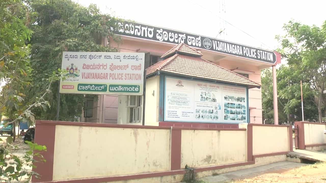 ಮೈಸೂರಿನ ಆ ಸುಂದರಿ ಮೊದಲು ಸ್ಪಾ ಪಾರ್ಲರ್ ತೆಗೆದಳು, ಅದರಿಂದ ಏನೂ ಗಿಟ್ಟಲ್ಲ ಅಂತಾ ವೇಶ್ಯಾವಾಟಿಕೆ ನಡೆಸಿದಳು! ಮೈಸೂರಿನ ಆ ಸುಂದರಿ ಮೊದಲು ಸ್ಪಾ ಪಾರ್ಲರ್ ತೆಗೆದಳು, ಅದರಿಂದ ಏನೂ ಗಿಟ್ಟಲ್ಲ ಅಂತಾ ವೇಶ್ಯಾವಾಟಿಕೆ ನಡೆಸಿದಳು!