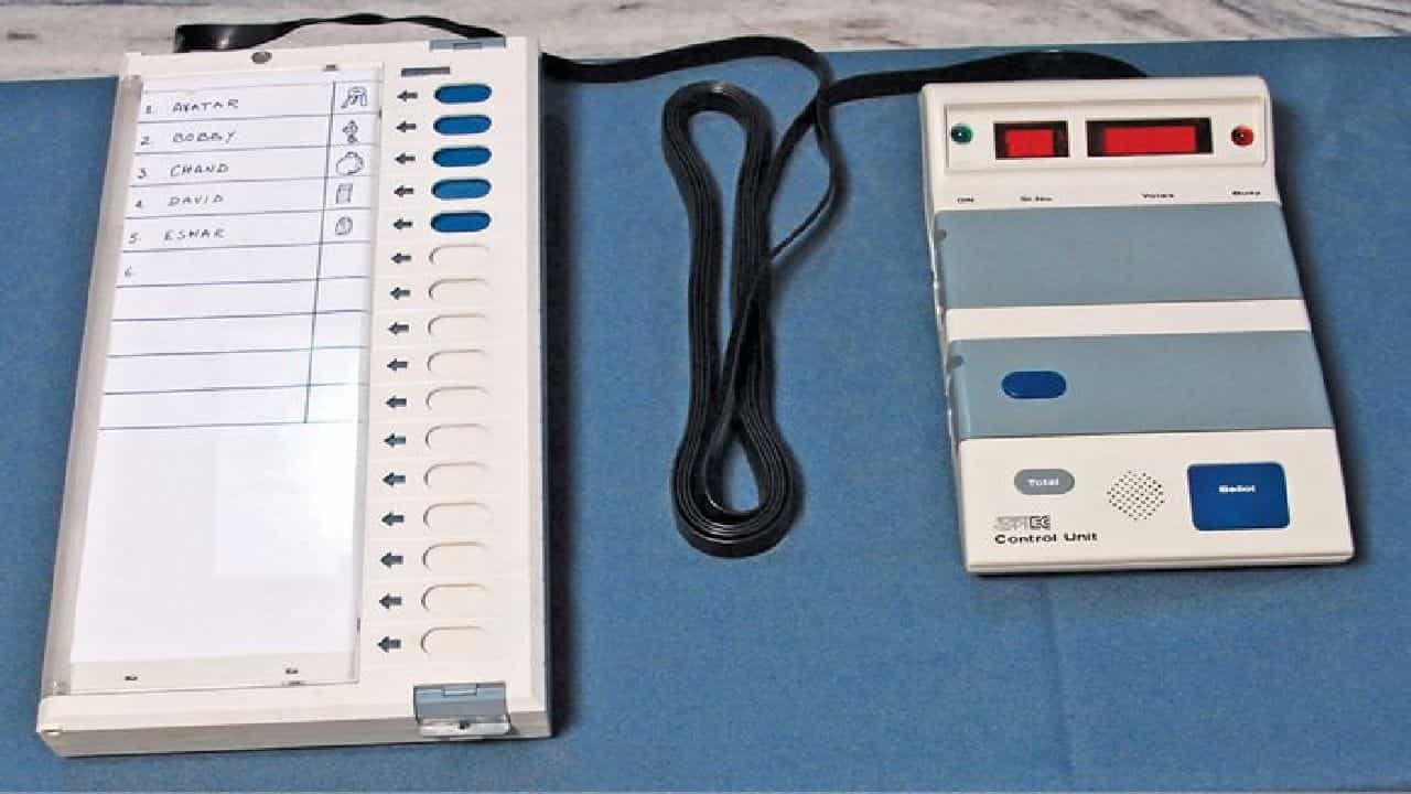 2023ರ ವಿಧಾನಸಭೆ ಚುನಾವಣೆ ತಯಾರಿ: ಹೈದರಾಬಾದ್ನಿಂದ ಬೆಂಗಳೂರಿಗೆ ಬಂದ ಮತಯಂತ್ರಗಳು 2023ರ ವಿಧಾನಸಭೆ ಚುನಾವಣೆ ತಯಾರಿ: ಹೈದರಾಬಾದ್ನಿಂದ ಬೆಂಗಳೂರಿಗೆ ಬಂದ ಮತಯಂತ್ರಗಳು