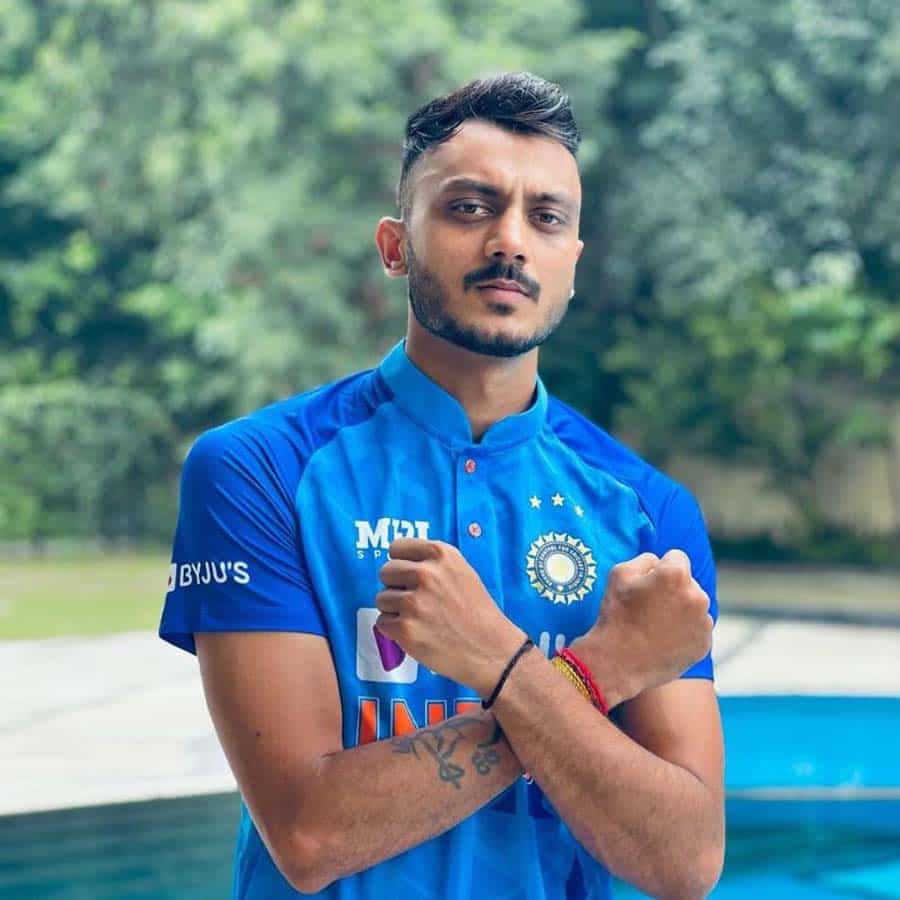 ಭಾರತ ಕ್ರಿಕೆಟ್ ತಂಡದಲ್ಲಿ ತನ್ನ ಸ್ಥಾನವನ್ನು ಭದ್ರ ಪಡಿಸಿಕೊಂಡಿರುವ ಸ್ಟಾರ್ ಆಲ್ರೌಂಡರ್ ಅಕ್ಷರ್ ಪಟೇಲ್ ಅವರಿಗೆ ಇಂದು ಹುಟ್ಟುಹಬ್ಬದ ಸಂಭ್ರಮ. 1994 ಜನವರಿ 20ರಂದು ಗುಜರಾತ್ನಲ್ಲಿ ಜನಿಸಿದ ಪಟೇಲ್ ಇಂದು 29ನೇ ವಸಂತಕ್ಕೆ ಕಾಲಿಟ್ಟಿದ್ದಾರೆ.