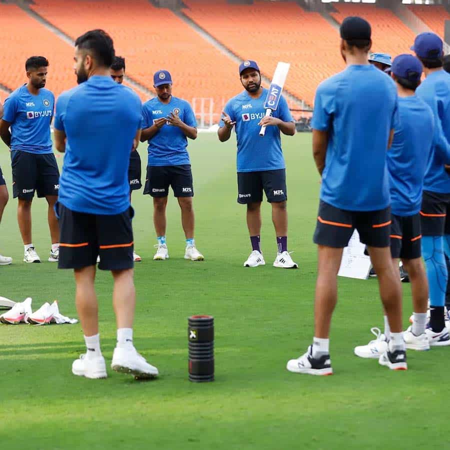 ನ್ಯೂಜಿಲೆಂಡ್ ವಿರುದ್ಧದ ಮೊದಲ ಏಕದಿನ ಪಂದ್ಯದಲ್ಲಿ 12 ರನ್ಗಳ ರೋಚಕ ಜಯ ಸಾಧಿಸಿ 1-0 ಮುನ್ನಡೆ ಪಡೆದುಕೊಂಡಿರುವ ಟೀಮ್ ಇಂಡಿಯಾ ಇದೀಗ ಎರಡನೇ ಪಂದ್ಯಕ್ಕೆ ಸಜ್ಜಾಗುತ್ತಿದೆ. ಈಗಾಗಲೇ ರಾಯ್ಪುರಕ್ಕೆ ಬಂದಿಳಿದಿರುವ ರೋಹಿತ್ ಪಡೆ ಭರ್ಜರಿ ಅಭ್ಯಾಸ ನಡೆಸುತ್ತಿದೆ.