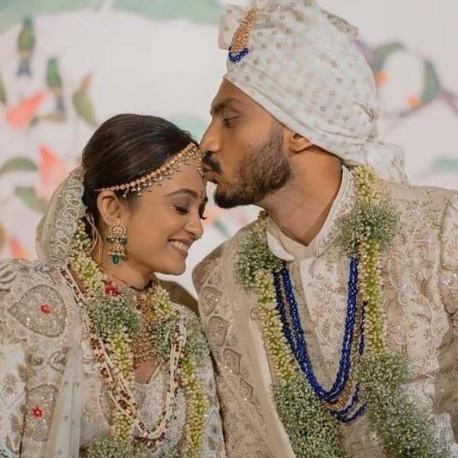 ಕ್ರಿಕೆಟ್ ಲೋಕದಲ್ಲಿ ಮದುವೆಯ ಗುಂಗು ಜೋರಾಗಿದೆ. ಮೊನ್ನೆಯಷ್ಟೆ ಟೀಮ್ ಇಂಡಿಯಾದ ಉಪ ನಾಯಕ ಕೆ.ಎಲ್ ರಾಹುಲ್, ಬಾಲಿವುಡ್ ನಟಿ ಅಥಿಯಾ ಶೆಟ್ಟಿ ದಾಂಪತ್ಯ ಜೀವನಕ್ಕೆ ಕಾಲಿಟ್ಟಿದ್ದರು. ಇದೀಗ ಭಾರತ ತಂಡದ ಆಫ್ ಸ್ಪಿನ್ನರ್ ಅಕ್ಷರ್ ಪಟೇಲ್ ವಿವಾಹವಾಗಿದ್ದಾರೆ.