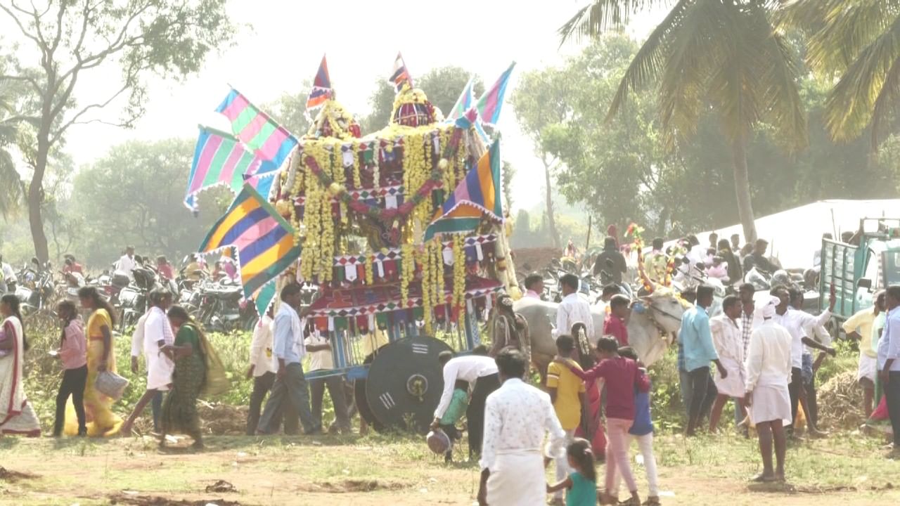  ಅದು ಹದಿನಾರು ಹಳ್ಳಿಗಳಿಂದ ಬಂದಿದ್ದ ಅಲಂಕೃತ ಬಂಡಿಗಳು ಸಮಾಗಮಗೊಳ್ಳುವ ಜಾತ್ರೆ. ಅಲ್ಲಿ ಬಂಡಿಗಳದ್ದೇ ಕಾರುಬಾರು.  ಮದುವಣಗಿತ್ತಿಯಂತೆ ಶೃಂಗಾರಗೊಂಡ ಎತ್ತಿನ ಬಂಡಿಗಳು ಒಂದಕ್ಕಿಂತ ಒಂದು ಹೆಚ್ಚು ಆಕರ್ಷಕವಾಗಿದ್ದವು ( Bandi Jatre). 