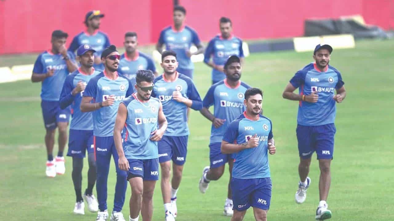 2023ನೇ ವರ್ಷದ ಮೊದಲ ಕದನಕ್ಕೆ ಟೀಮ್ ಇಂಡಿಯಾ ಸಜ್ಜಾಗಿದೆ. ಇಂದು ಹಾರ್ದಿಕ್ ಪಾಂಡ್ಯ ನೇತೃತ್ವದ ಭಾರತ ತಂಡ ದಸನ್ ಶನಕಾ ನೇತೃತ್ವದ ಶ್ರೀಲಂಕಾ ವಿರುದ್ಧ ಮೊದಲ ಟಿ20 ಪಂದ್ಯದಲ್ಲಿ ಮುಖಾಮುಖಿ ಆಗುತ್ತಿದೆ. ಮುಂಬೈನ ವಾಂಖೆಡೆ ಕ್ರೀಡಾಂಗಣದಲ್ಲಿ ಈ ಪಂದ್ಯ ಏರ್ಪಡಿಸಲಾಗಿದ್ದು ಸಂಜೆ 7 ಗಂಟೆಗೆ ಶುರುವಾಗಲಿದೆ.