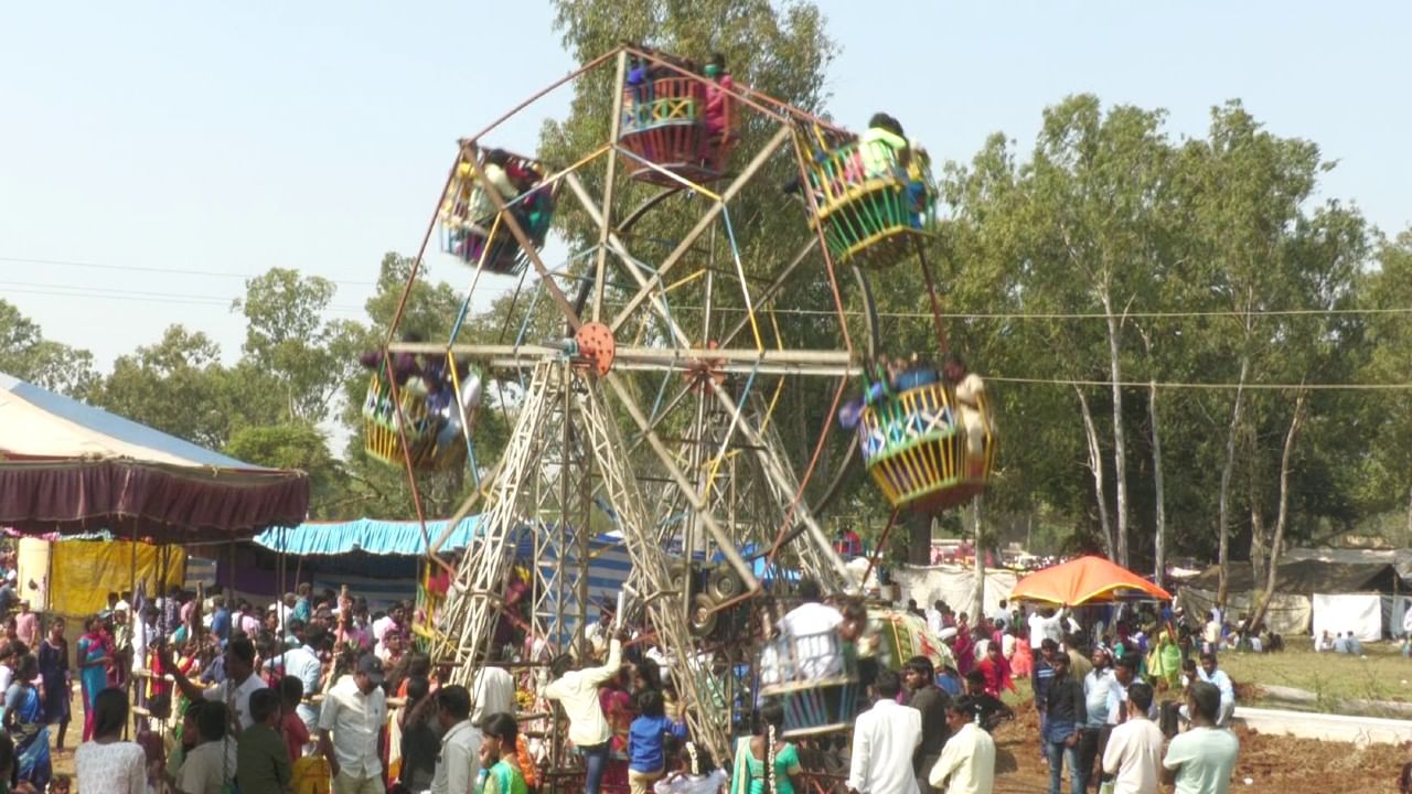 ಹೂ, ಹಣ್ಣು ಎಳೆನೀರುಗಳಿಂದ ಅಲಂಕೃತಗೊಂಡ ಬಂಡಿಗಳ ಜಾತ್ರೆ ನಡೆಯುವುದು ಎಲ್ಲಿ ಅಂತೀರಾ? ಈ ಸ್ಟೋರಿ ನೋಡಿ. (ವರದಿ: ದಿಲೀಪ್ ಚೌಡಹಳ್ಳಿ, ಟಿವಿ 9, ಚಾಮರಾಜನಗರ)
