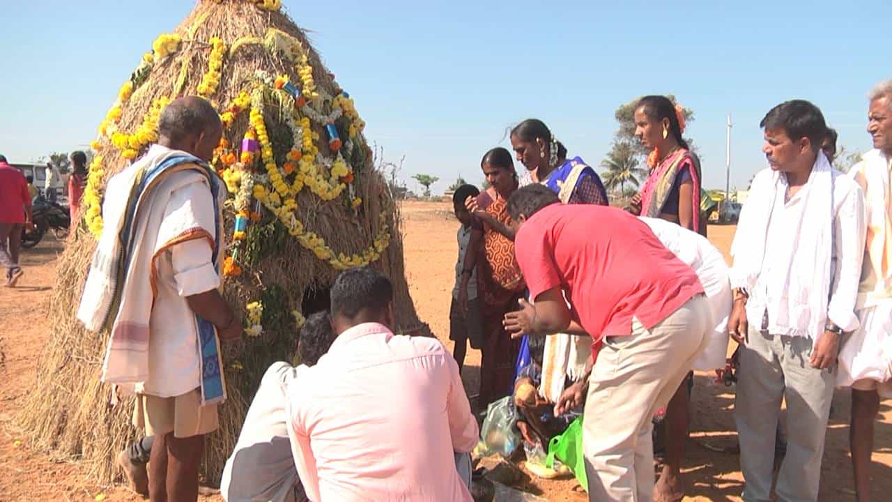 ಚಿತ್ರದುರ್ಗ ಜಿಲ್ಲೆಯ ಚಳ್ಳಕೆರೆ ತಾಲೂಕಿನ ತೋಡ್ಲಾರಹಟ್ಟಿ ಗ್ರಾಮದ ಬಳಿ ಪ್ರತಿ ವರ್ಷದಂತೆ ಈ ವರ್ಷವೂ ಇಲ್ಲಿನ ಬುಡಕಟ್ಟು ಜನಾಂಗವು ಶೂನ್ಯದ ಮಾರಮ್ಮ ದೇವಿಯ ಉತ್ಸವ ಆಚರಿಸುವ ಮೂಲಕ ನಾಡಿನ ಒಳಿತಿಗೆ ಪ್ರಾರ್ಥಿಸುತ್ತಾರೆ.