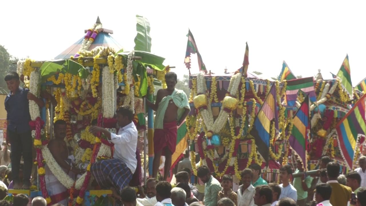 ದೇವಸ್ಥಾನ ಪಕ್ಕದಲ್ಲಿ ಕೆರೆ ಇದ್ದು ಅಲ್ಲಿನ ಮಣ್ಣನ್ನು ಪಡೆದು ಮೈಮೇಲಿನ ಗಾಯಕ್ಕೆ ಹಚ್ಚಿದರೆ ಬೇಗ ವಾಸಿ ಆಗುತ್ತೆ ಅನ್ನೋದು ಭಕ್ತರ ನಂಬಿಕೆ. ಈ ಬಾರಿ ಜನವರಿ 1ರಂದು ಜಾತ್ರೆ ಬಂದಿರೋದ್ರಿಂದ ಹೊಸ ವರ್ಷ ಹಾಗೂ ಜಾತ್ರೆ ಎರಡೂ ಸಂಭ್ರಮ ಸಿಕ್ಕಂತಾಯ್ತು ಅಂತಾರೆ ಉಮ್ಮತ್ತೂರು ನಿವಾಸಿ ಶೋಭಾರಾಣಿ.
