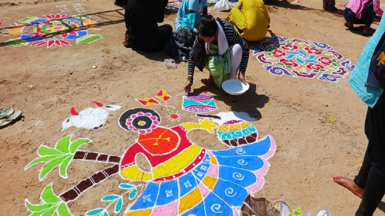 ರಂಗೋಲಿ ಸ್ಪರ್ಧೆಯಲ್ಲಿ ಭಾಗವಹಿಸಿದ್ದ ಮಹಿಳೆಯರಿಗೆ ಸಂಭ್ರಮವೋ ಸಂಭ್ರಮ. ಬಣ್ಣ ಬಣ್ಣದ ರಂಗೋಲಿ ಚಿತ್ತಾರಗಳು, ಮೈದಾನದಲ್ಲಿ ಹರಡಿಕೊಂಡಿತ್ತು. ನೋಡೋರ ಕಣ್ಣಿಗೆ ಬಣ್ಣದ ಹಬ್ಬವಾಗಿದ್ದಂತು ಸುಳ್ಳಲ್ಲ.