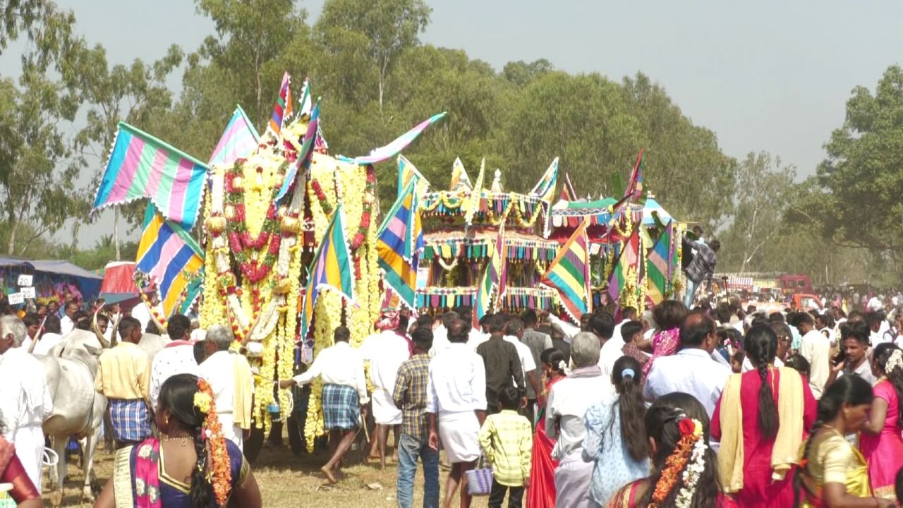 ಹದಿನಾರು ಹಳ್ಳಿಗಳ ಬಂಡಿ ಉತ್ಸವ 23 ಹಳ್ಳಿಗಳಲ್ಲಿ ಸಂಭ್ರಮ ಸಡಗರಗಳೊಂದಿಗೆ ಆಚರಿಸಲಾಗುತ್ತದೆ. ಈ ಹಬ್ಬಕ್ಕೆ ಗ್ರಾಮಸ್ಥರು ತಮ್ಮ ಬಂಧುಬಳಗವನ್ನೆಲ್ಲಾ ಆಹ್ವಾನಿಸುತ್ತಾರೆ. ಕರೊನಾ ಕಾರ್ಮೋಡದ ಬಳಿಕ ಸಾರ್ವಜನಿಕರು ಒಟ್ಟಾಗಿ ಜಾತ್ರೆಯಲ್ಲಿ ಭಾಗವಹಿಸಿ ಸಂಭ್ರಮಪಟ್ಟರು.
