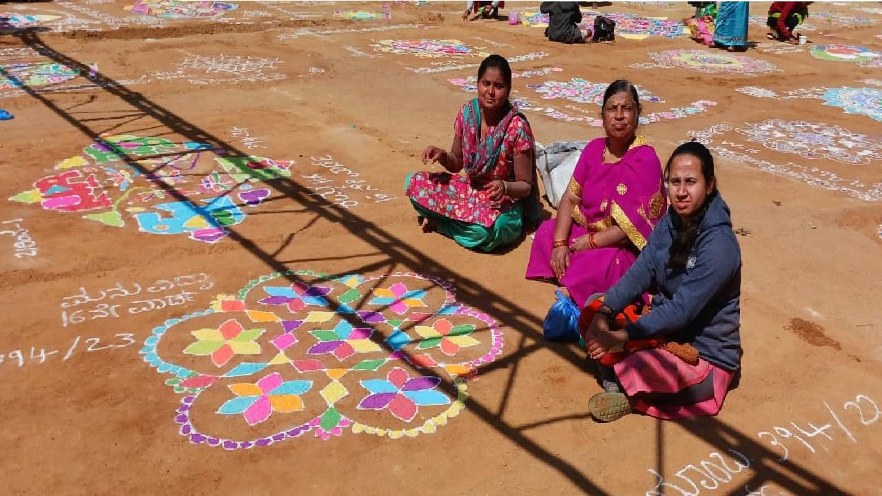 ಕಲರ್ ಟಿವಿ, ಪ್ರೀಡ್ಜ್, ವಾಸಿಂಗ್ ಮಷೀನ್, ಕುಕ್ಕರ್ ಸೇರಿದಂತೆ ಎಲ್ಲರಿಗೂ ಸಮಧಾನಕರ ಬಹುಮಾನಗಳನ್ನು ನೀಡಲಾಗಿತ್ತು. ಇದರಿಂದ ಎಲ್ಲ  ಹೆಂಗಳೆಯರು ಆಸಕ್ತಿಯಿಂದ ರಂಗೋಲಿ ಬೀಡಿಸಿ ಬಹುಮಾನಕ್ಕಾಗಿ ಕಾಯುತ್ತಿದ್ದರು.