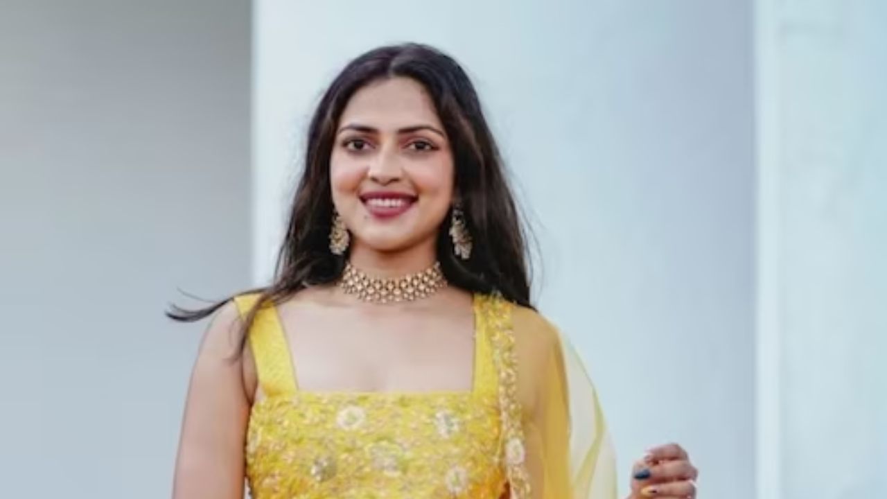 Amala Paul: ಹಿಂದೂ ಪದ್ಧತಿ ನೆಪ ಹೇಳಿ ನಟಿ ಅಮಲಾ ಪೌಲ್ಗೆ ದೇಗುಲ ಪ್ರವೇಶ ನಿರಾಕರಿಸಿದ ಕೇರಳದ ದೇವಾಲಯ Amala Paul: ಹಿಂದೂ ಪದ್ಧತಿ ನೆಪ ಹೇಳಿ ನಟಿ ಅಮಲಾ ಪೌಲ್ಗೆ ದೇಗುಲ ಪ್ರವೇಶ ನಿರಾಕರಿಸಿದ ಕೇರಳದ ದೇವಾಲಯ