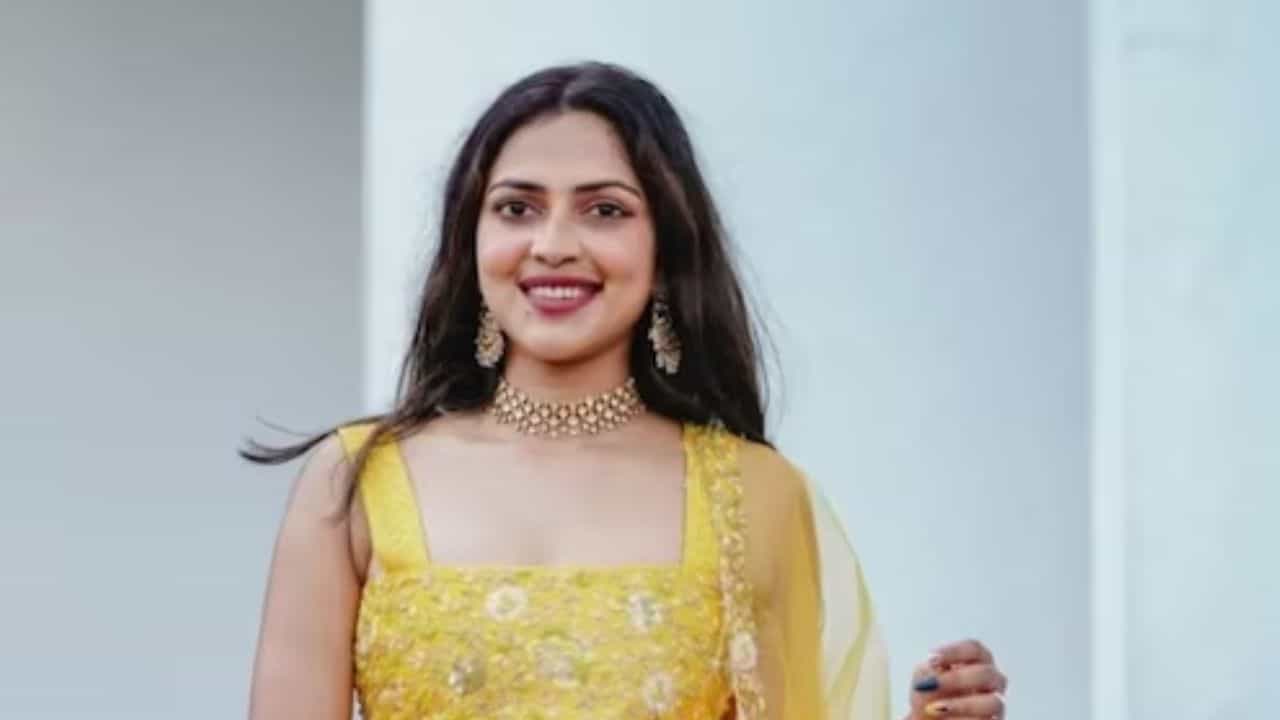 Amala Paul: ಹಿಂದೂ ಪದ್ಧತಿ ನೆಪ ಹೇಳಿ ನಟಿ ಅಮಲಾ ಪೌಲ್ಗೆ ದೇಗುಲ ಪ್ರವೇಶ ನಿರಾಕರಿಸಿದ ಕೇರಳದ ದೇವಾಲಯ Amala Paul: ಹಿಂದೂ ಪದ್ಧತಿ ನೆಪ ಹೇಳಿ ನಟಿ ಅಮಲಾ ಪೌಲ್ಗೆ ದೇಗುಲ ಪ್ರವೇಶ ನಿರಾಕರಿಸಿದ ಕೇರಳದ ದೇವಾಲಯ