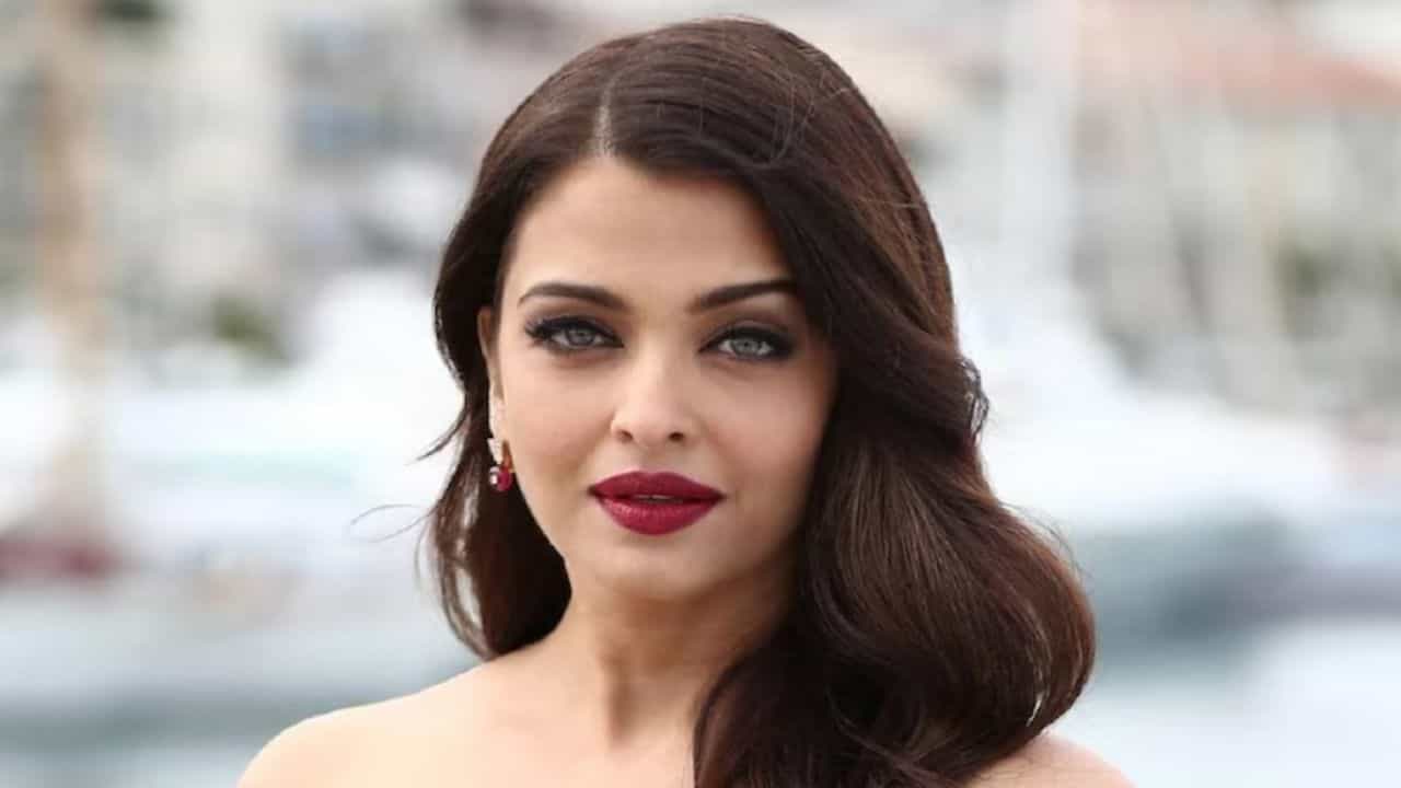 Aishwarya Rai: ಖ್ಯಾತ ನಟಿ ಐಶ್ವರ್ಯಾ ರೈಗೆ ಭೂ ಸಂಕಷ್ಟ, ಮನೆಗೆ ಬಂತು ನೋಟಿಸ್ Aishwarya Rai: ಖ್ಯಾತ ನಟಿ ಐಶ್ವರ್ಯಾ ರೈಗೆ ಭೂ ಸಂಕಷ್ಟ, ಮನೆಗೆ ಬಂತು ನೋಟಿಸ್