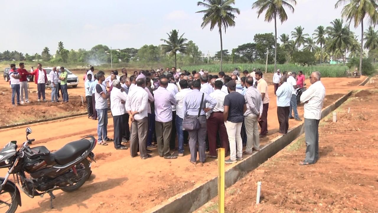  Amaravathi Chandrashekar allegedly cheats police officers in getting sites in Mandya