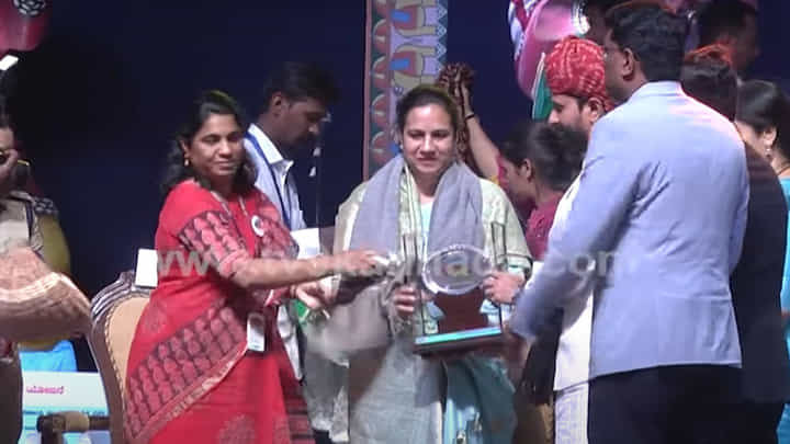 ಚಿಕ್ಕಮಗಳೂರು ಉತ್ಸವದಲ್ಲಿ ಅಶ್ವಿನಿ ಪುನೀತ್ಗೆ ಸನ್ಮಾನ ಚಿಕ್ಕಮಗಳೂರು ಉತ್ಸವದಲ್ಲಿ ಅಶ್ವಿನಿ ಪುನೀತ್ಗೆ ಸನ್ಮಾನ