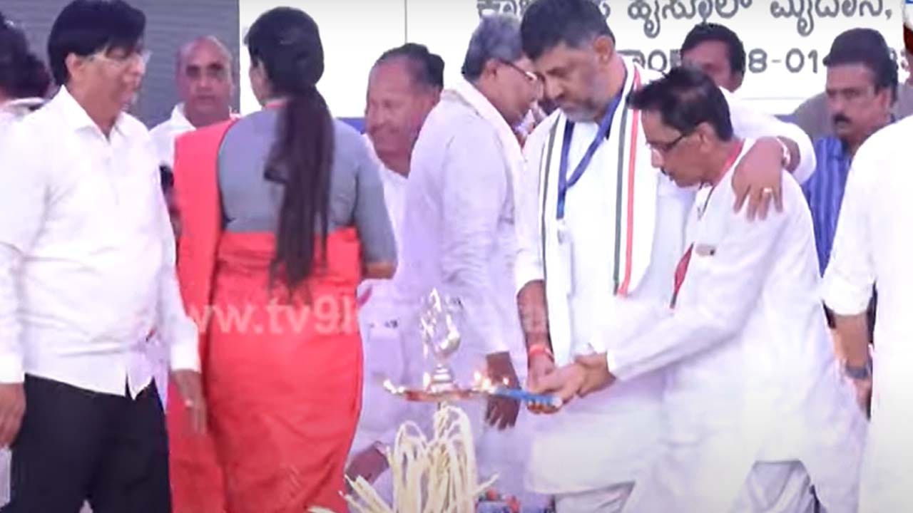 ಬಾಗಲಕೋಟೆ: ಪ್ರದೇಶದ ಹಿರಿಯ ಕಾಂಗ್ರೆಸ್ ನಾಯಕ ಬಿಬಿ ಚಿಮ್ಮನಕಟ್ಟಿಯಿಂದ ದೀಪ