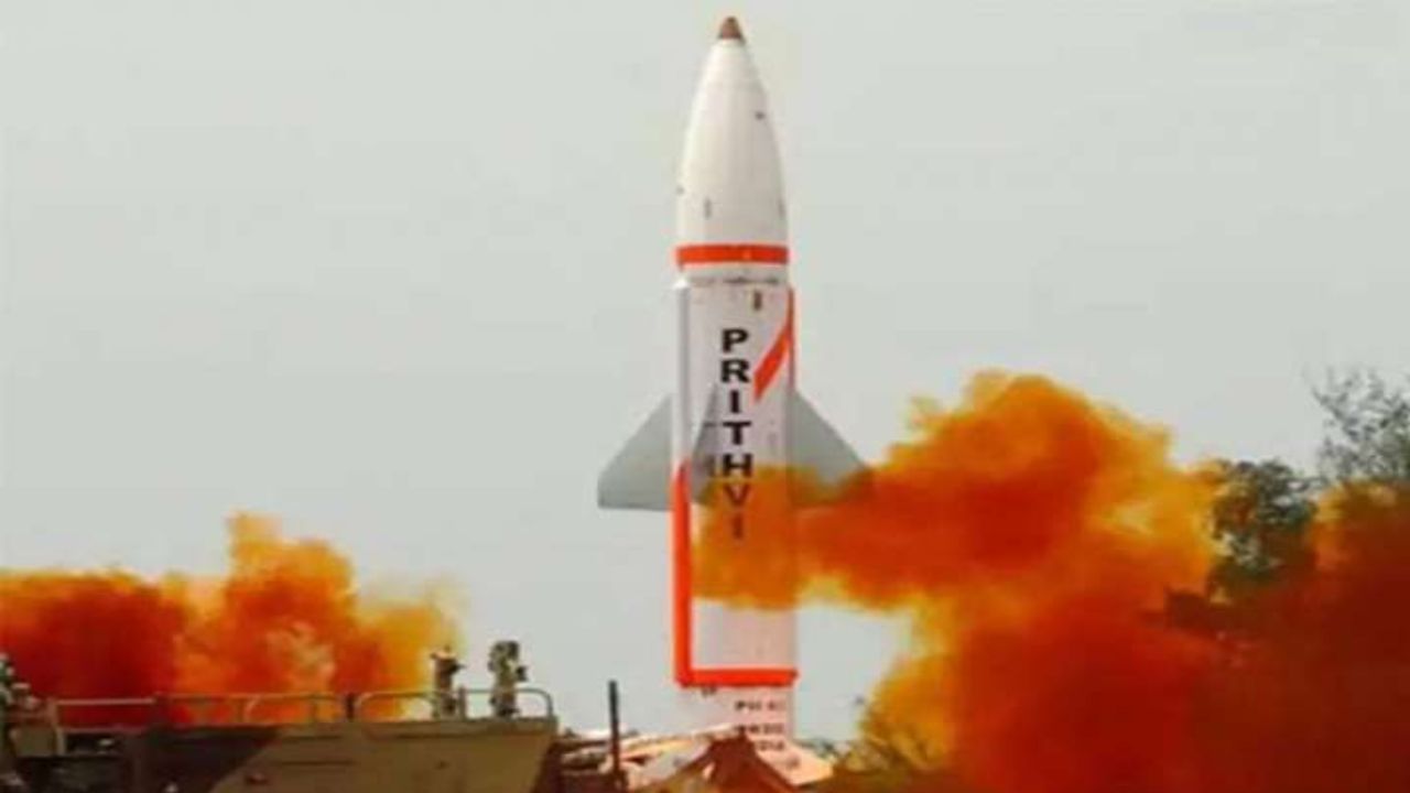Ballistic missile Prithvi II: ಬ್ಯಾಲಿಸ್ಟಿಕ್ ಕ್ಷಿಪಣಿ ಪೃಥ್ವಿ-II ಯಶಸ್ವಿ ಉಡಾವಣೆ, ಡಿಆರ್ಡಿಒ ಮಹತ್ವದ ಸಾಧನೆ Ballistic missile Prithvi II: ಬ್ಯಾಲಿಸ್ಟಿಕ್ ಕ್ಷಿಪಣಿ ಪೃಥ್ವಿ-II ಯಶಸ್ವಿ ಉಡಾವಣೆ, ಡಿಆರ್ಡಿಒ ಮಹತ್ವದ ಸಾಧನೆ