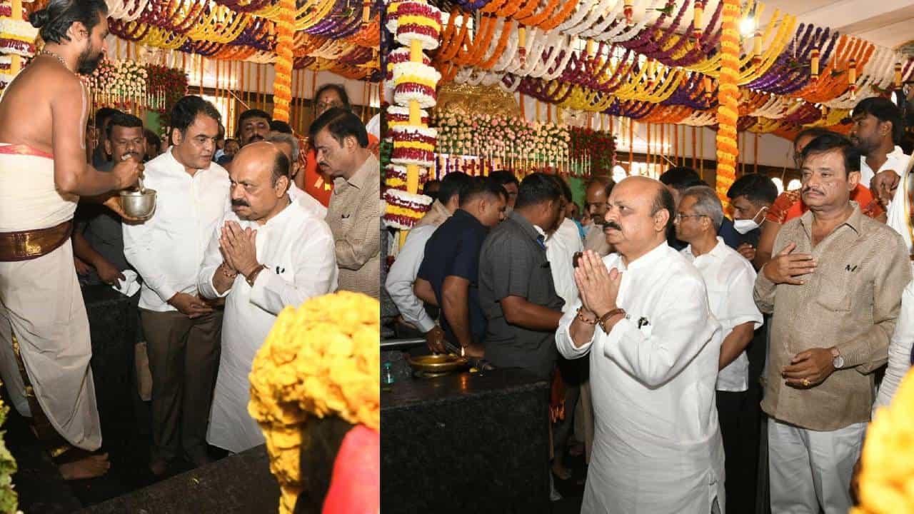 Vaikuntha Ekadashi 2023: ಬೆಂಗಳೂರಿನ ವೆಂಕಟೇಶ್ವರ ದೇಗುಲಕ್ಕೆ ಭೇಟಿ ನೀಡಿ ದರ್ಶನ ಪಡೆದ ಸಿಎಂ ಬೊಮ್ಮಾಯಿ Vaikuntha Ekadashi 2023: ಬೆಂಗಳೂರಿನ ವೆಂಕಟೇಶ್ವರ ದೇಗುಲಕ್ಕೆ ಭೇಟಿ ನೀಡಿ ದರ್ಶನ ಪಡೆದ ಸಿಎಂ ಬೊಮ್ಮಾಯಿ