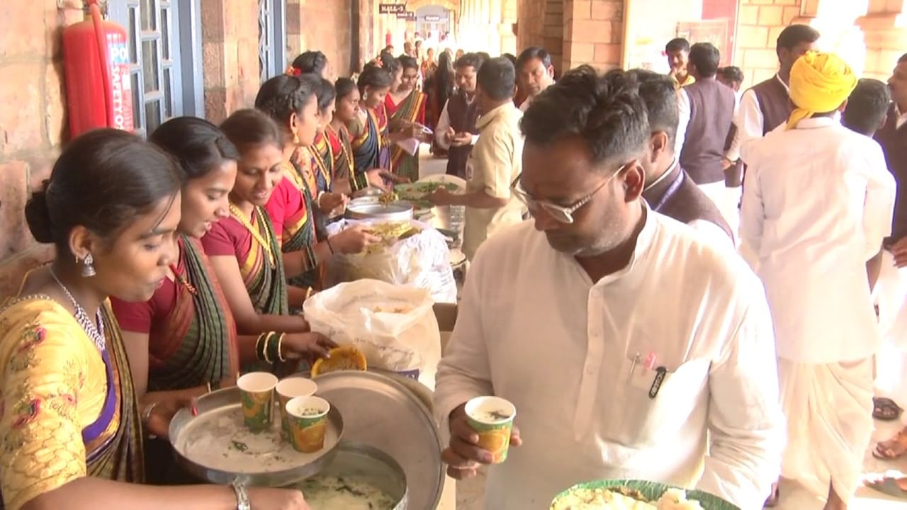 ವಿದ್ಯಾರ್ಥಿಗಳು ತಾವೇ ಖುದ್ದಾಗಿ ತಯಾರಿಸಿ ತಂದಿದ್ದು ವಿಶೇಷವಾಗಿತ್ತು. ಜೊತೆಗೆ ಚಕ್ಕುಲಿ ಚೂಡಾ, ಮಂಡಕ್ಕಿ, ಸಿಹಿ ತಿನಿಸು ಕೂಡ ಮಾಡಿ ತಂದಿದ್ದ ಆಹಾರ ಪದಾರ್ಥವನ್ನು ಕಾಲೇಜು ಉಪನ್ಯಾಸಕರು ರುಚಿ ಸವಿದರು. 
