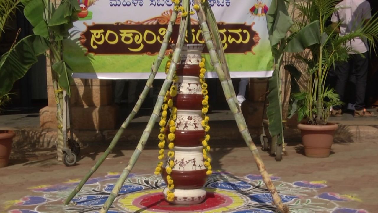 ಇನ್ನು ರಂಗೋಲಿ ಹಾಕಿ ಕಾಲೇಜಿಗೆ ಮೆರುಗು ನೀಡಿದ್ದು ಒಂದು ಕಡೆ  ಆದರೆ ಮನೆಯಿಂದ ಎಲ್ಲ ವಿದ್ಯಾರ್ಥಿಗಳು  ಉತ್ತರ ಕರ್ನಾಟಕದ ಹೋಳಿಗೆ, ಖಡಕ್ ರೊಟ್ಟಿ, ಚಟ್ನಿ ಸೇರಿದಂತೆ ಜವಾರಿ ಊಟ ತಯಾರಿಸಿ ತಂದಿದ್ದರು. (ವರದಿ: ರವಿ ಮೂಕಿ, ಟಿವಿ9, ಬಾಗಲಕೋಟೆ)
