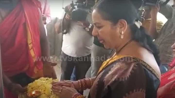 ದೇವಸ್ಥಾನದಲ್ಲಿ ಅರ್ಚನೆ ಮಾಡಿಸುವಾಗ ಹೆಚ್ ಡಿಡಿ ಕುಟುಂಬದ ಸದಸ್ಯರ ಹೆಸರು ಹೇಳಿದ ಭವಾನಿ ರೇವಣ್ಣ, ಅನಿತಾ ಕುಮಾರಸ್ವಾಮಿ ಹೆಸರು ಮರೆತರು! ದೇವಸ್ಥಾನದಲ್ಲಿ ಅರ್ಚನೆ ಮಾಡಿಸುವಾಗ ಹೆಚ್ ಡಿಡಿ ಕುಟುಂಬದ ಸದಸ್ಯರ ಹೆಸರು ಹೇಳಿದ ಭವಾನಿ ರೇವಣ್ಣ, ಅನಿತಾ ಕುಮಾರಸ್ವಾಮಿ ಹೆಸರು ಮರೆತರು!