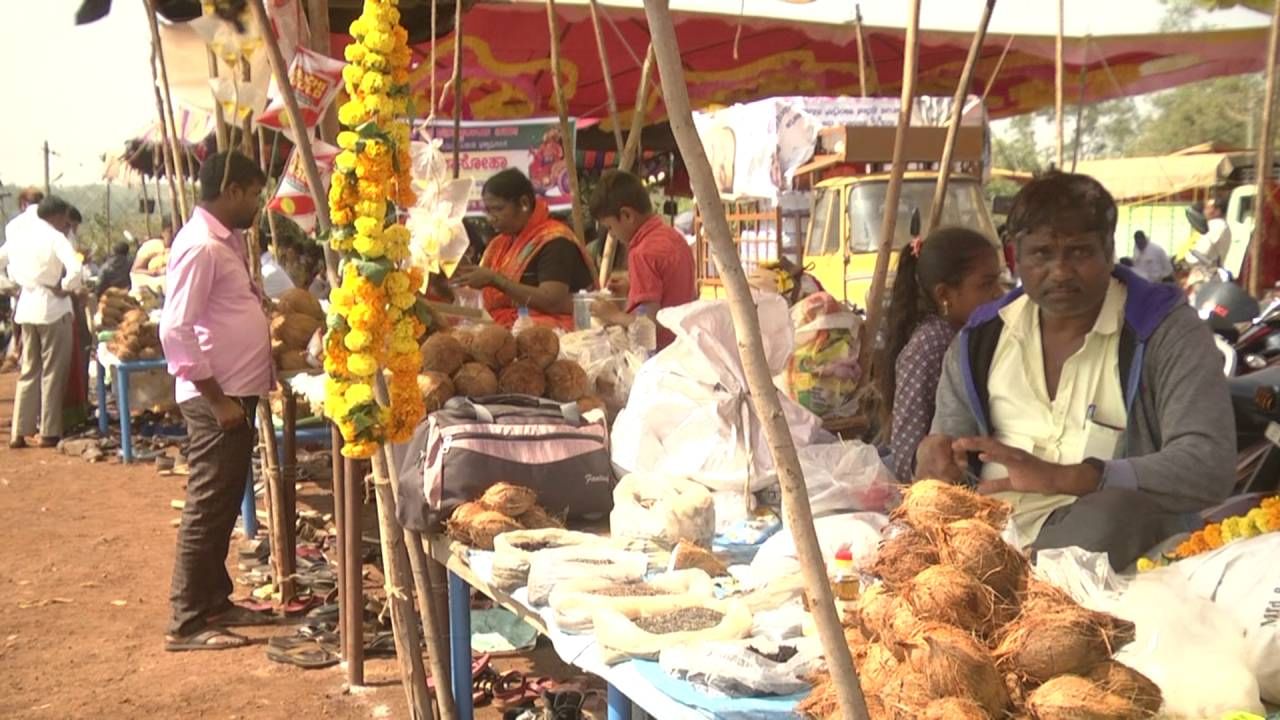 ಇಂದು ಮೌನಿ ಅಮಾವಾಸ್ಯೆ. ಅದರಲ್ಲೂ ಈ ಅಮಾವಾಸ್ಯೆ ಶನಿವಾರ ಬಂದಿರುವುದುರಿಂದ ಶನಿ ದೇವಸ್ಥಾನಕ್ಕೆ ಭಕ್ತರ ದಂಡೇ ಹರಿದುಬಂದಿದೆ. ಹಾಗೂ ಶನಿ ಮಹಾತ್ಮನಿಗೆ ಇಷ್ಟವಾದ ಪೂಜಾ ಸಾಮಗ್ರಿಗಳನ್ನ ಅರ್ಪಿಸಿ ಪಾಪ ಪರಿಹರಿಸು ಎಂದು ಭಕ್ತರು ಕೇಳಿಕೊಂಡಿದ್ದಾರೆ.