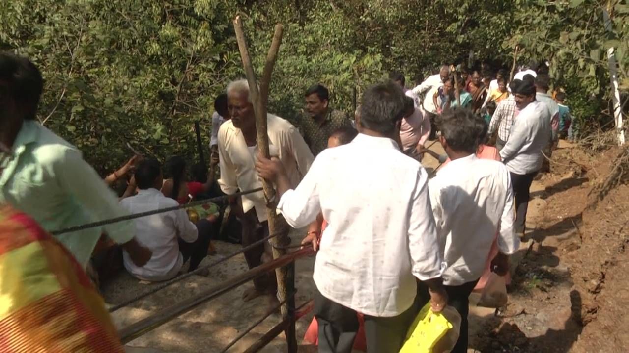 ಇನ್ನೂರು ವರ್ಷಕ್ಕೂ ಹೆಚ್ಚು ಇತಿಹಾಸ ಹೊಂದಿರುವ ಇಲ್ಲಿನ ಶನಿಶ್ವರ ದೇವಸ್ಥಾನ ಖಾನಾಪುರ ಗ್ರಾಮದ ಕಾಡಿನಲ್ಲಿದೆ. ಈ ಶನಿದೇವರ ದರ್ಶನ ಪಡೆಯಬೇಕು ಅಂದರೆ ಐನ್ನೂರು ಮೆಟ್ಟಿಲುಗಳನ್ನ ಇಳಿದುಕೊಂಡು ಈ ದೇವರ ದರ್ಶನ ಮಾಡಬೇಕು. 