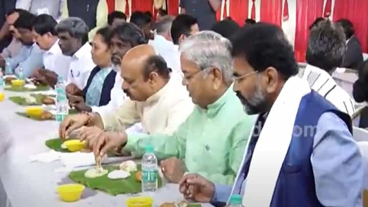 ಸತ್ಯ ಹರಿಶ್ಚಂದ್ರ ಬಳಗದವರೊಂದಿಗೆ ತಮ್ಮ ಅಧಿಕೃತ ನಿವಾಸದಲ್ಲಿ ಉಪಹಾರ ಸೇವಿಸಿದ ಮುಖಮಂತ್ರಿ ಬಸವರಾಜ ಬೊಮ್ಮಾಯಿ ಸತ್ಯ ಹರಿಶ್ಚಂದ್ರ ಬಳಗದವರೊಂದಿಗೆ ತಮ್ಮ ಅಧಿಕೃತ ನಿವಾಸದಲ್ಲಿ ಉಪಹಾರ ಸೇವಿಸಿದ ಮುಖಮಂತ್ರಿ ಬಸವರಾಜ ಬೊಮ್ಮಾಯಿ