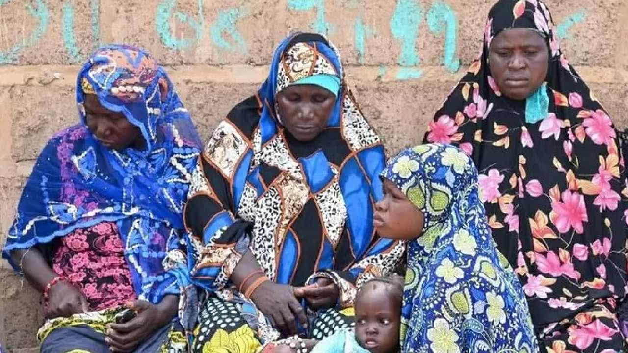 Burkina Faso: ಒಂದೆಡೆ ತುತ್ತು ಅನ್ನಕ್ಕೂ ಸಂಕಷ್ಟ, ಇನ್ನೊಂದೆಡೆ ಆಹಾರ ಅರಸಿ ಹೊರಟಿದ್ದ 50 ಮಹಿಳೆಯರ ಅಪಹರಿಸಿದ ಜಿಹಾದಿಗಳು Burkina Faso: ಒಂದೆಡೆ ತುತ್ತು ಅನ್ನಕ್ಕೂ ಸಂಕಷ್ಟ, ಇನ್ನೊಂದೆಡೆ ಆಹಾರ ಅರಸಿ ಹೊರಟಿದ್ದ 50 ಮಹಿಳೆಯರ ಅಪಹರಿಸಿದ ಜಿಹಾದಿಗಳು
