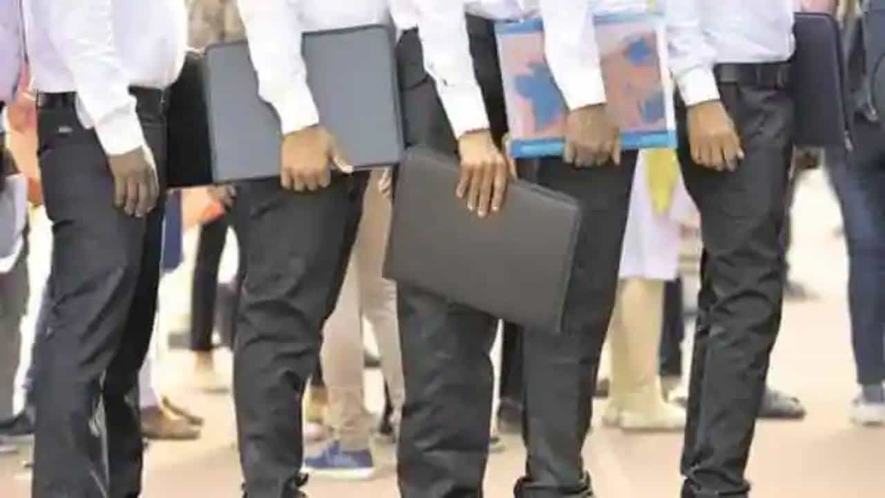 Indian CEOs: ನಿರ್ವಹಣಾ ವೆಚ್ಚ ಕಡಿತ ಮಾಡೋಣ, ಉದ್ಯೋಗಿಗಳ ವಜಾ ಬೇಡ; ಭಾರತೀಯ ಸಿಇಒಗಳ ಅಭಿಪ್ರಾಯ Indian CEOs: ನಿರ್ವಹಣಾ ವೆಚ್ಚ ಕಡಿತ ಮಾಡೋಣ, ಉದ್ಯೋಗಿಗಳ ವಜಾ ಬೇಡ; ಭಾರತೀಯ ಸಿಇಒಗಳ ಅಭಿಪ್ರಾಯ