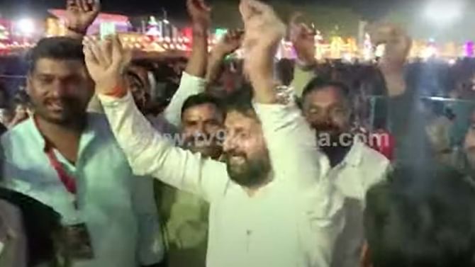 Chikmagalur Utsav: ಚಿಕ್ಕಮಗಳೂರು ಉತ್ಸವದಲ್ಲಿ ಈ ಬಾರಿ ಸಿಟಿ ರವಿ ಮತ್ತು ಅವರ ಧರ್ಮಪತ್ನಿ ಜೊತೆಯಾಗಿ ಕುಣಿದರು! Chikmagalur Utsav: ಚಿಕ್ಕಮಗಳೂರು ಉತ್ಸವದಲ್ಲಿ ಈ ಬಾರಿ ಸಿಟಿ ರವಿ ಮತ್ತು ಅವರ ಧರ್ಮಪತ್ನಿ ಜೊತೆಯಾಗಿ ಕುಣಿದರು!
