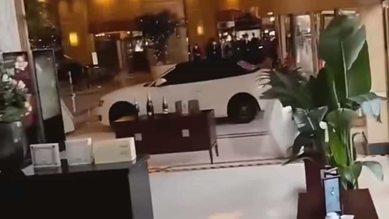 Viral video from China: ಹೋಟೆಲ್ ನಲ್ಲಿ ಲ್ಯಾಪ್ ಟಾಪ್ ಕಳೆದಿದೆ ಅಂತ ರೊಚ್ಚಿಗೆದ್ದ ವ್ಯಕ್ತಿ ಲಾಬಿಯೊಳಗೆ ಕಾರು ನುಗ್ಗಿಸಿ ಅಲ್ಲಿದ್ದ ವಸ್ತುಗಳನ್ನು ಧ್ವಂಸ ಮಾಡಿದ! Viral video from China: ಹೋಟೆಲ್ ನಲ್ಲಿ ಲ್ಯಾಪ್ ಟಾಪ್ ಕಳೆದಿದೆ ಅಂತ ರೊಚ್ಚಿಗೆದ್ದ ವ್ಯಕ್ತಿ ಲಾಬಿಯೊಳಗೆ ಕಾರು ನುಗ್ಗಿಸಿ ಅಲ್ಲಿದ್ದ ವಸ್ತುಗಳನ್ನು ಧ್ವಂಸ ಮಾಡಿದ!