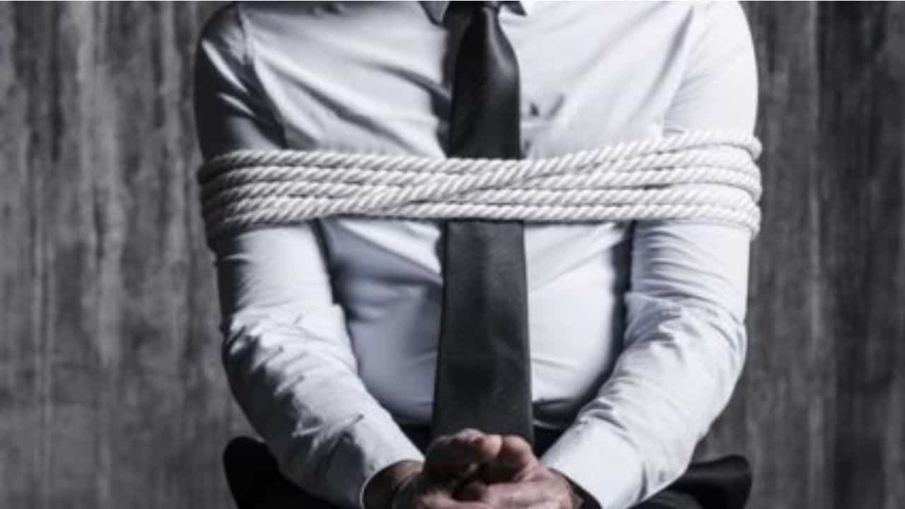 Crime News: ತಡರಾತ್ರಿ ಪೊಲೀಸರಿಂದ ಕಿಡ್ನಾಪರ್ಸ್ ಚೇಸಿಂಗ್, ಆರೋಪಿಗಳ ಹೆಡೆಮುರಿ ಕಟ್ಟಿದ ಖಾಕಿ Crime News: ತಡರಾತ್ರಿ ಪೊಲೀಸರಿಂದ ಕಿಡ್ನಾಪರ್ಸ್ ಚೇಸಿಂಗ್, ಆರೋಪಿಗಳ ಹೆಡೆಮುರಿ ಕಟ್ಟಿದ ಖಾಕಿ
