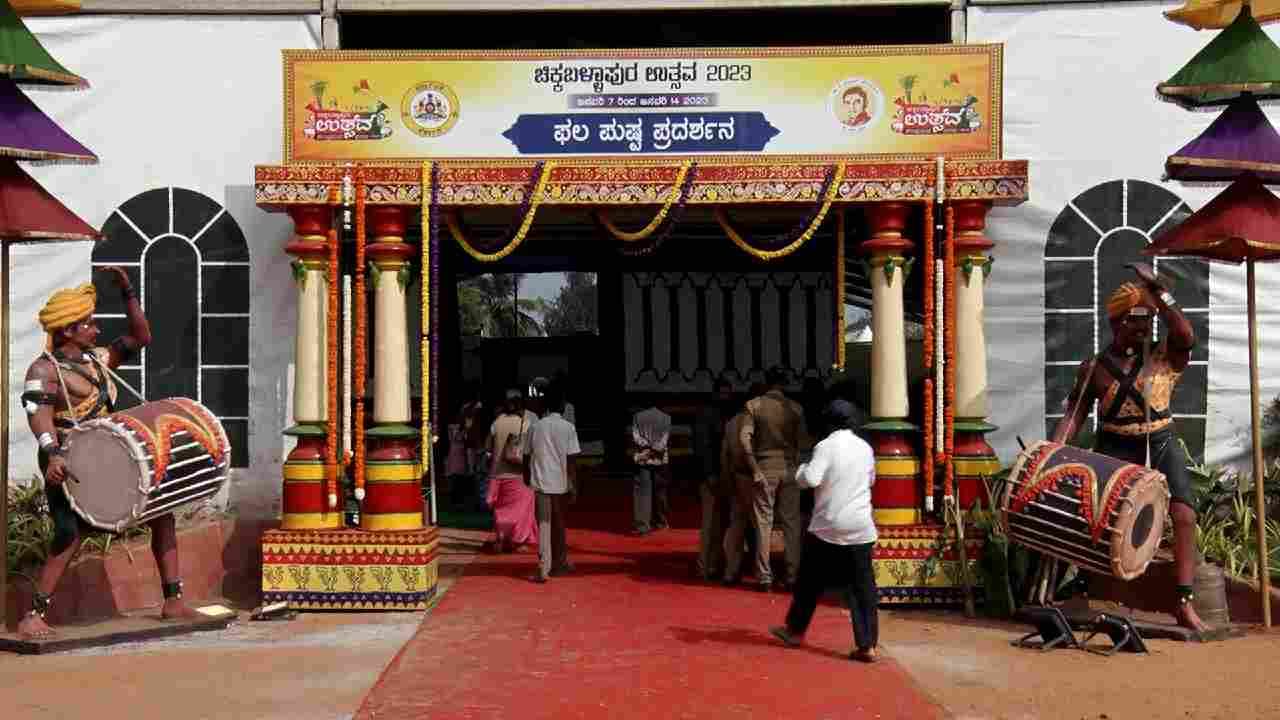 Chikkaballapur Utsav flower temple, shiva linga are attracting people 