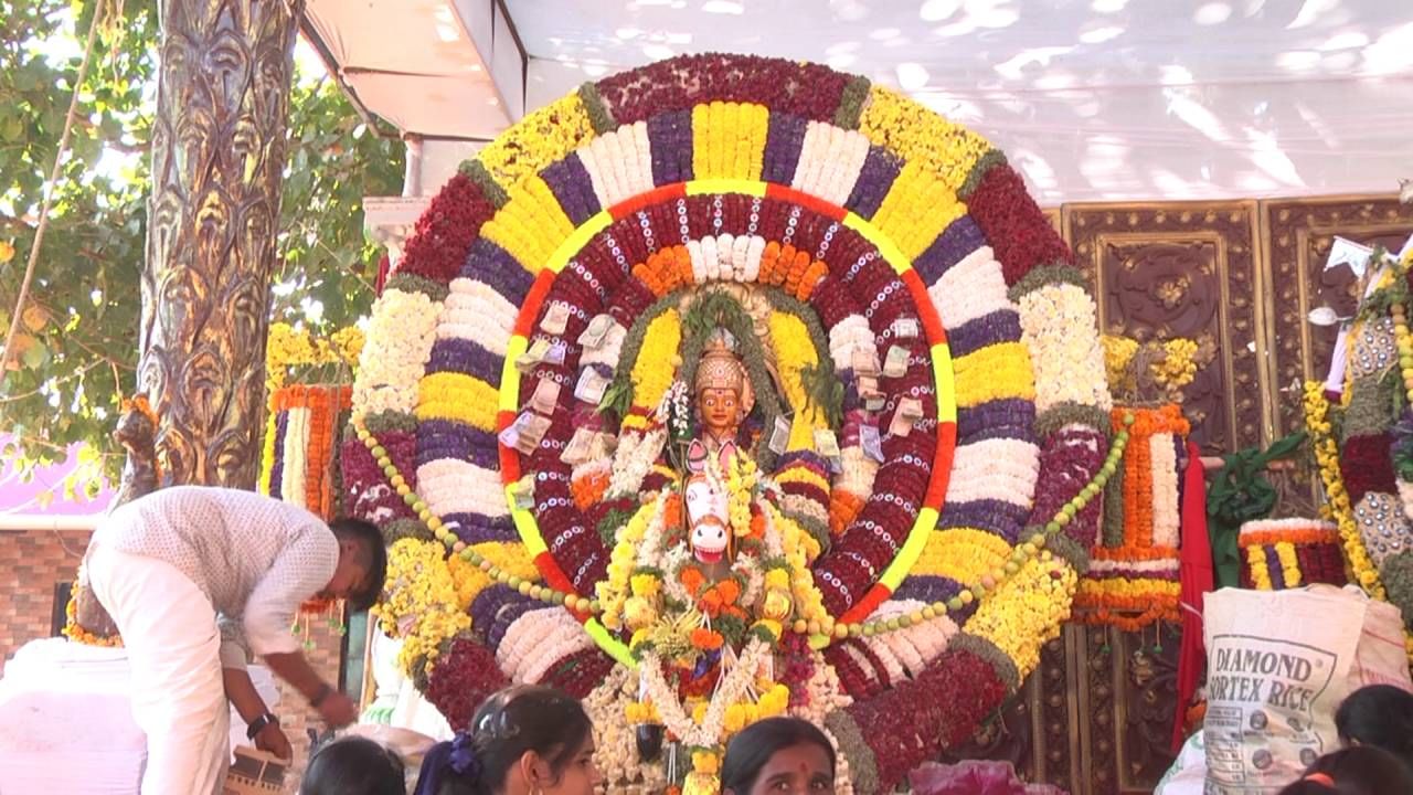 ಗ್ರಾಮದ ದುರ್ಗಾಂಬಾ, ಮಾರಿಕಾಂಬಾ ಹಾಗೂ ಬಸಾಯ ಪಟ್ಟಣಂ ದೇವಿಯರ ಉತ್ಸವವನ್ನ ಗ್ರಾಮಸ್ಥರು ಆಯೋಜಿಸಿದ್ದಾರೆ. ಮೊದಲ ದಿನ ಗಂಗಾಪೂಜೆ, ಉತ್ಸವ ಮೂರ್ತಿಗಳ ಮೆರವಣಿಗೆ, ವಿಶೇಷ ಪೂಜಾ ಆಚರಣೆ ನಡೆದಿದೆ. 