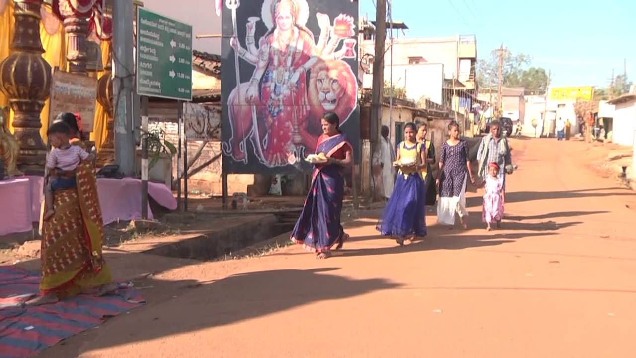 ಇನ್ನು ಈ  ಉತ್ಸವದ ವಿಶೇಷ ಅಂದ್ರೆ ಸರಗಾ. ಅಂದ್ರೆ ಇಡೀ ಗ್ರಾಮದ ಸೀಮೆಗೆ ವಿಶೇಷ ಗಂಗಾಜಲ ಚಿಮುಕಿಸಿ ಸರಗಾ ಹಾಕಲಾಗುತ್ತದೆ. ಗ್ರಾಮಕ್ಕೆ ಗ್ರಾಮವನ್ನೇ ಶುದ್ಧಗೊಳಿಸಿ ಒಂದೇ ಮನೆಯಂತೆ ಭಾವಿಸಲಾಗುತ್ತೆ. ಇದೇ ಕಾರಣಕ್ಕೆ ಇಲ್ಲಿ ಯಾರು ಕೂಡಾ ಚಪ್ಪಲಿ ಧರಿಸುವಂತಿಲ್ಲ. 