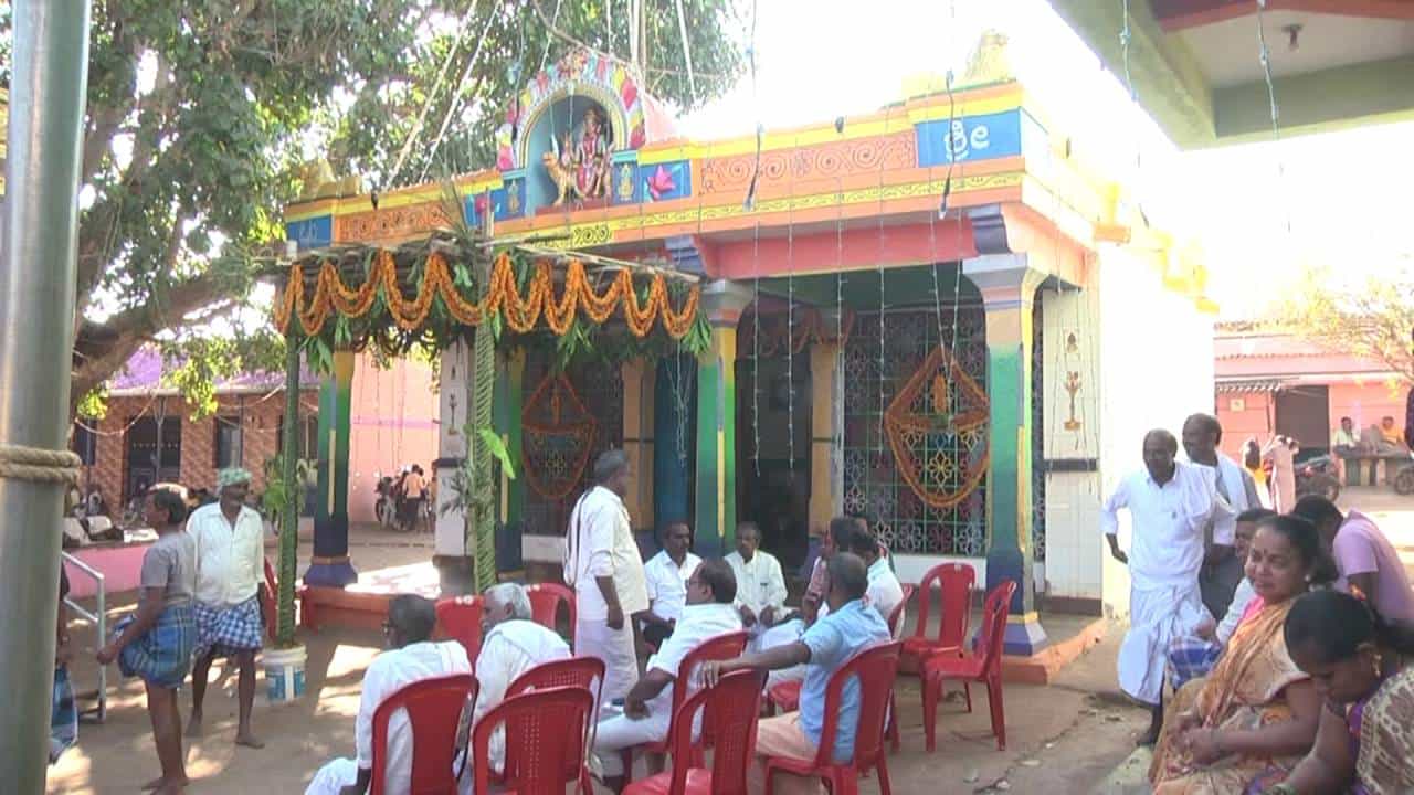 ದೇವಸ್ಥಾನಗಳಿಗೆ ಹೋಗುವಾಗ ಚಪ್ಪಲಿ ಧರಿಸುವಂತಿಲ್ಲ. ದೇವರ ಸನ್ನಿಧಿಗೆ ಹೋಗುವಾಗ ಪಾದರಕ್ಷೆ ಹಾಕುವಂತಿಲ್ಲ ನಿಜ. ಆದ್ರೆ ಅದೊಂದು ಊರಿಗೆ ಎಂಟ್ರಿಯಾಗಬೇಕು ಅಂದ್ರೆ ಚಪ್ಪಲಿಯನ್ನ ಬಿಟ್ಟೇ ಹೋಗ್ಬೇಕು. ಆ ಊರಿನ ರಸ್ತೆ ಮೂಲಕ ಮುಂದಿನ ಊರಿಗೆ ಹೋಗಬೇಕು ಅಂದ್ರೂ ಚಪ್ಪಲಿಯನ್ನ ಕೈಯಲ್ಲೇ ಹಿಡಿಯ ಬೇಕು.