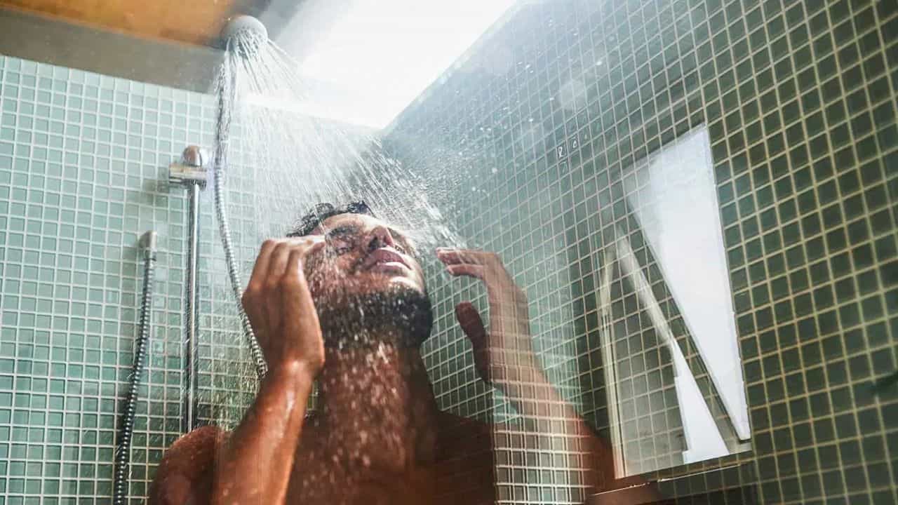 Cold or Warm Bath: ತಣ್ಣನೆಯ ಅಥವಾ ಬೆಚ್ಚಗಿನ ಸ್ನಾನ? ಚಳಿಗಾಲದಲ್ಲಿ ಯಾವುದು ಉತ್ತಮ, ತಜ್ಞರ ಅಭಿಪ್ರಾಯ ಇಲ್ಲಿದೆ Cold or Warm Bath: ತಣ್ಣನೆಯ ಅಥವಾ ಬೆಚ್ಚಗಿನ ಸ್ನಾನ? ಚಳಿಗಾಲದಲ್ಲಿ ಯಾವುದು ಉತ್ತಮ, ತಜ್ಞರ ಅಭಿಪ್ರಾಯ ಇಲ್ಲಿದೆ