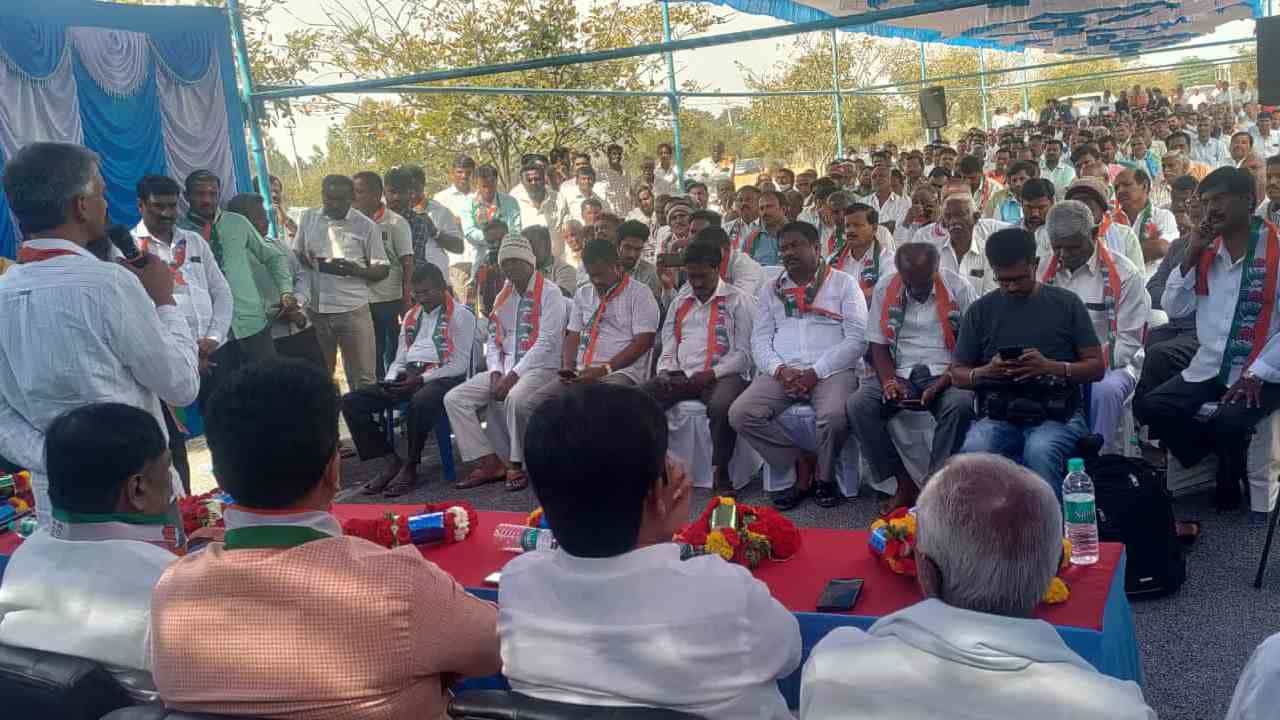 ಕೋಲಾರದಲ್ಲಿ ಸಿದ್ದರಾಮಯ್ಯ ಪರ ಮತ ಬೇಟೆಗಿಳಿದ ಕಾಂಗ್ರೆಸ್ ನಾಯಕರು, ಮೊದಲು ಒಕ್ಕಲಿಗ ಸಮುದಾಯಕ್ಕೆ ಗಾಳ ಕೋಲಾರದಲ್ಲಿ ಸಿದ್ದರಾಮಯ್ಯ ಪರ ಮತ ಬೇಟೆಗಿಳಿದ ಕಾಂಗ್ರೆಸ್ ನಾಯಕರು, ಮೊದಲು ಒಕ್ಕಲಿಗ ಸಮುದಾಯಕ್ಕೆ ಗಾಳ