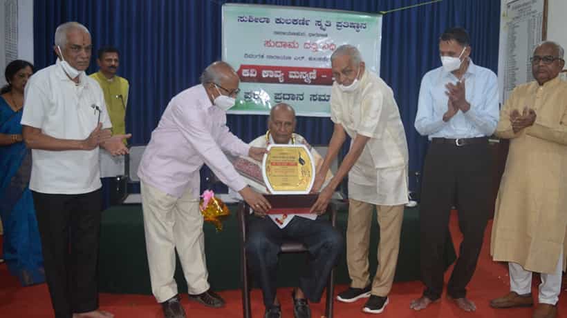 ಧಾರವಾಡದಲ್ಲಿ ವಿಜಯಪುರದ ಡಾ ಆರ್ ಕೆ ಕುಲಕರ್ಣಿ ಅವರಿಗೆ ಕವಿ ಕಾವ್ಯ ಮನ್ನಣೆ ಪ್ರಶಸ್ತಿ ಪ್ರದಾನ