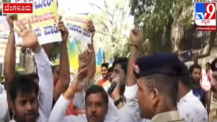 ರಮೇಶ್ ಜಾರಕಿಹೊಳಿ ನಿವಾಸಕ್ಕೆ ಡಿಕೆ ಶಿವಕುಮಾರ್ ಬೆಂಬಲಿಗರಿಂದ ಮುತ್ತಿಗೆ ಯತ್ನ ರಮೇಶ್ ಜಾರಕಿಹೊಳಿ ನಿವಾಸಕ್ಕೆ ಡಿಕೆ ಶಿವಕುಮಾರ್ ಬೆಂಬಲಿಗರಿಂದ ಮುತ್ತಿಗೆ ಯತ್ನ