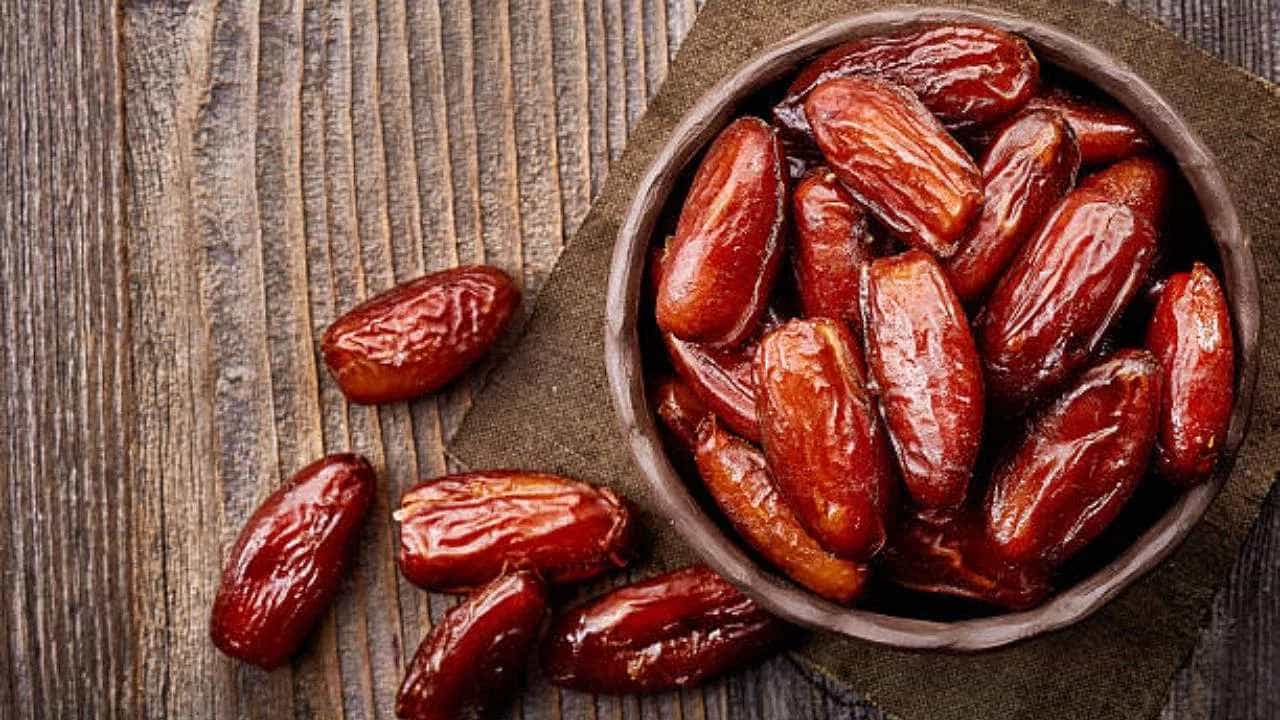 Dates Benefits: ಚಳಿಗಾಲದಲ್ಲಿ ಖರ್ಜೂರವನ್ನು ತಿನ್ನಿ, ಈ 4 ಆರೋಗ್ಯ ಸಮಸ್ಯೆಗಳನ್ನು ನಿಯಂತ್ರಣದಲ್ಲಿಡಿ Dates Benefits: ಚಳಿಗಾಲದಲ್ಲಿ ಖರ್ಜೂರವನ್ನು ತಿನ್ನಿ, ಈ 4 ಆರೋಗ್ಯ ಸಮಸ್ಯೆಗಳನ್ನು ನಿಯಂತ್ರಣದಲ್ಲಿಡಿ