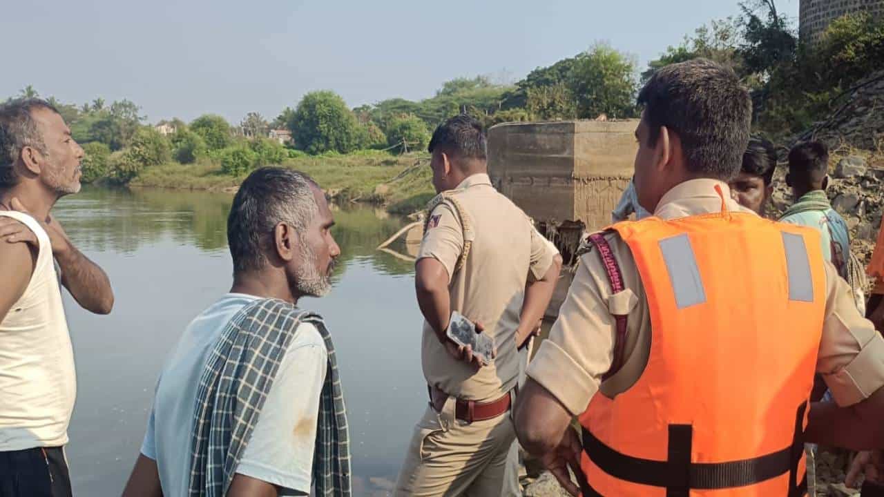 ಮುದೇನೂರು ಬಳಿ ಈಜಲು ತೆರಳಿದ್ದ ಮೂವರು ತುಂಗಾಭದ್ರಾ ನದಿಯಲ್ಲಿ ಮುಳುಗಿ ಸಾವು ಮುದೇನೂರು ಬಳಿ ಈಜಲು ತೆರಳಿದ್ದ ಮೂವರು ತುಂಗಾಭದ್ರಾ ನದಿಯಲ್ಲಿ ಮುಳುಗಿ ಸಾವು